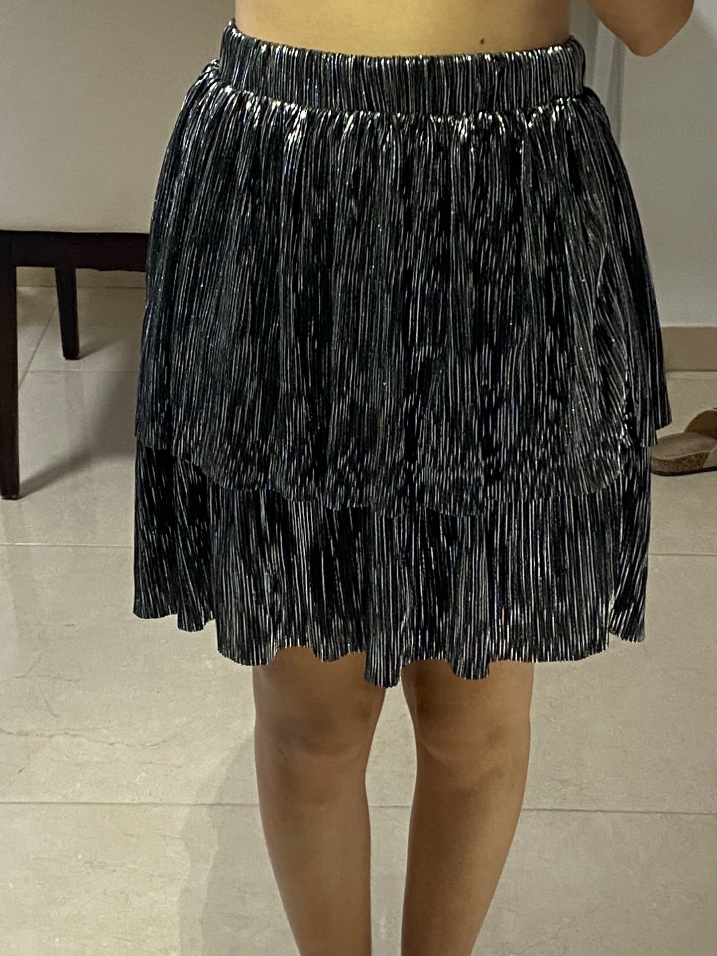 חצאית קומות שחור כסף Vero Moda – ורו מודה יד שנייה בנמיז - Nemyz