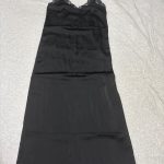שמלת סאטן שחורה H&M - אייץ' אנד אם יד שנייה בנמיז - Nemyz