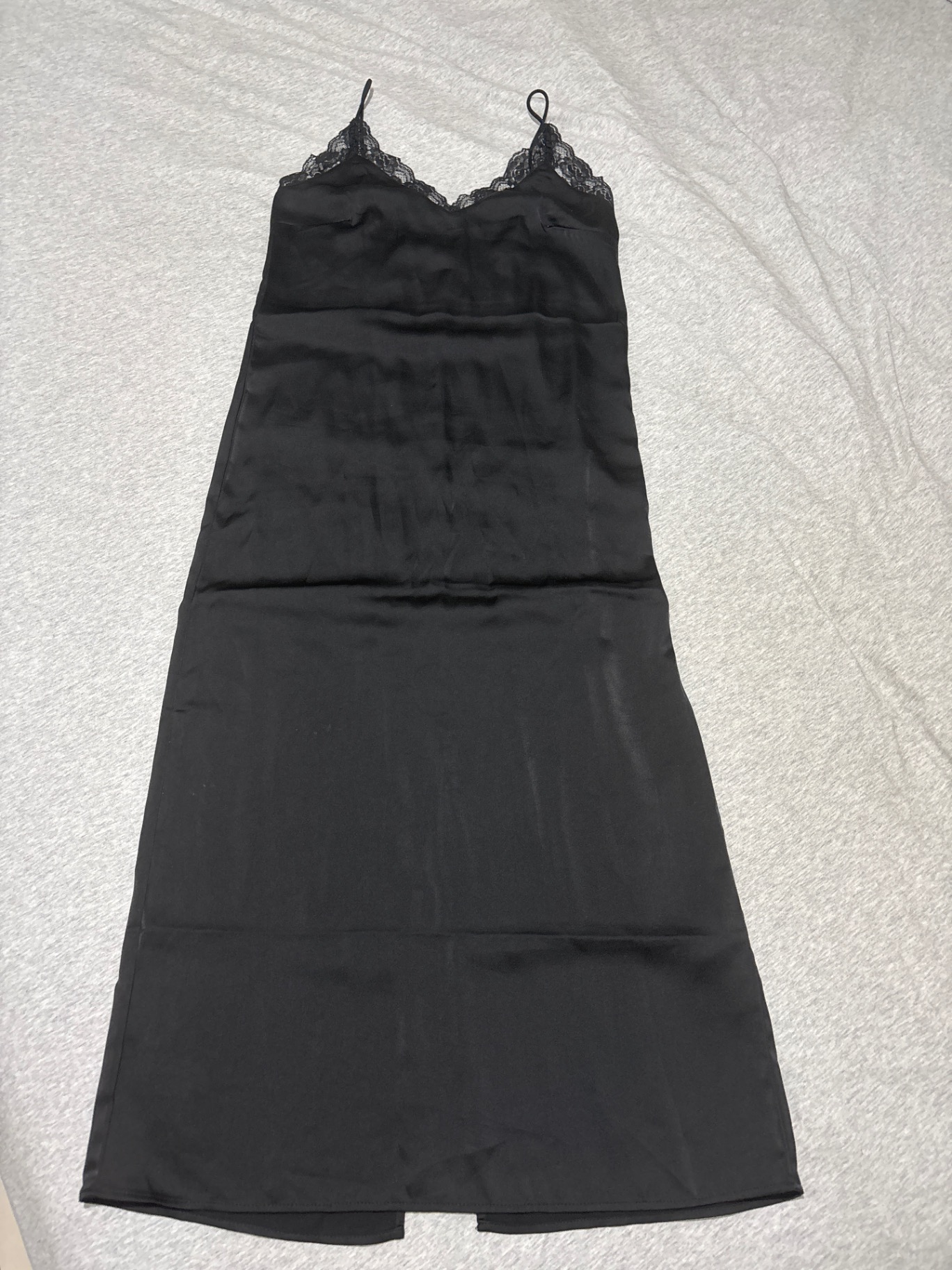 שמלת סאטן שחורה H&M - אייץ' אנד אם יד שנייה בנמיז - Nemyz