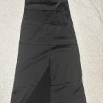שמלת סאטן שחורה H&M - אייץ' אנד אם יד שנייה בנמיז - Nemyz