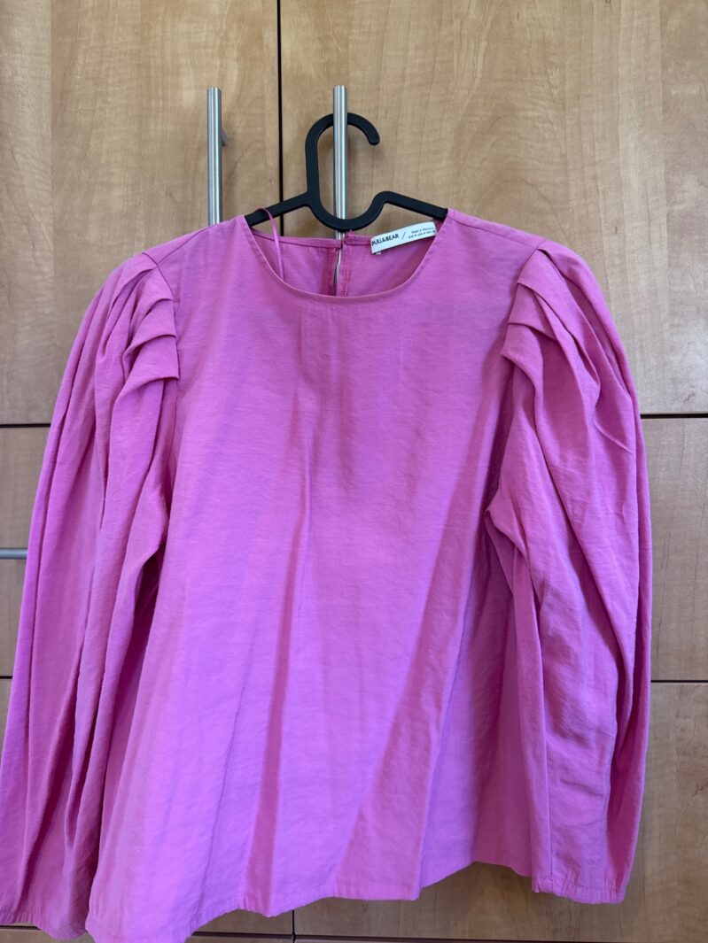חולצה עם שרוול תפוח Pull & Bear - פול אנד בר יד שנייה בנמיז - Nemyz