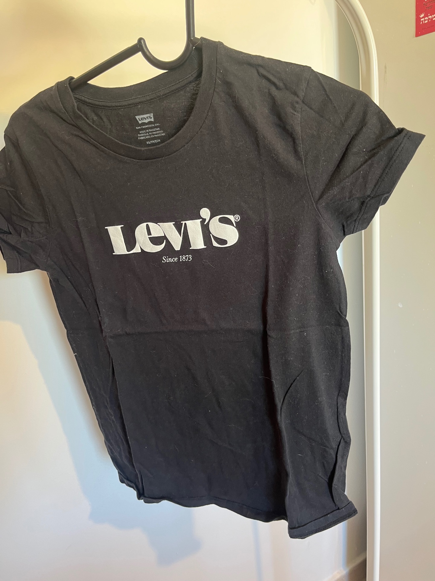 חולצה שחורה לוויס Levi's - ליווייס יד שנייה בנמיז - Nemyz