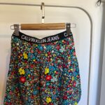 חצאית פרחונית של Ck Calvin Klein – קלווין קליין יד שנייה בנמיז - Nemyz