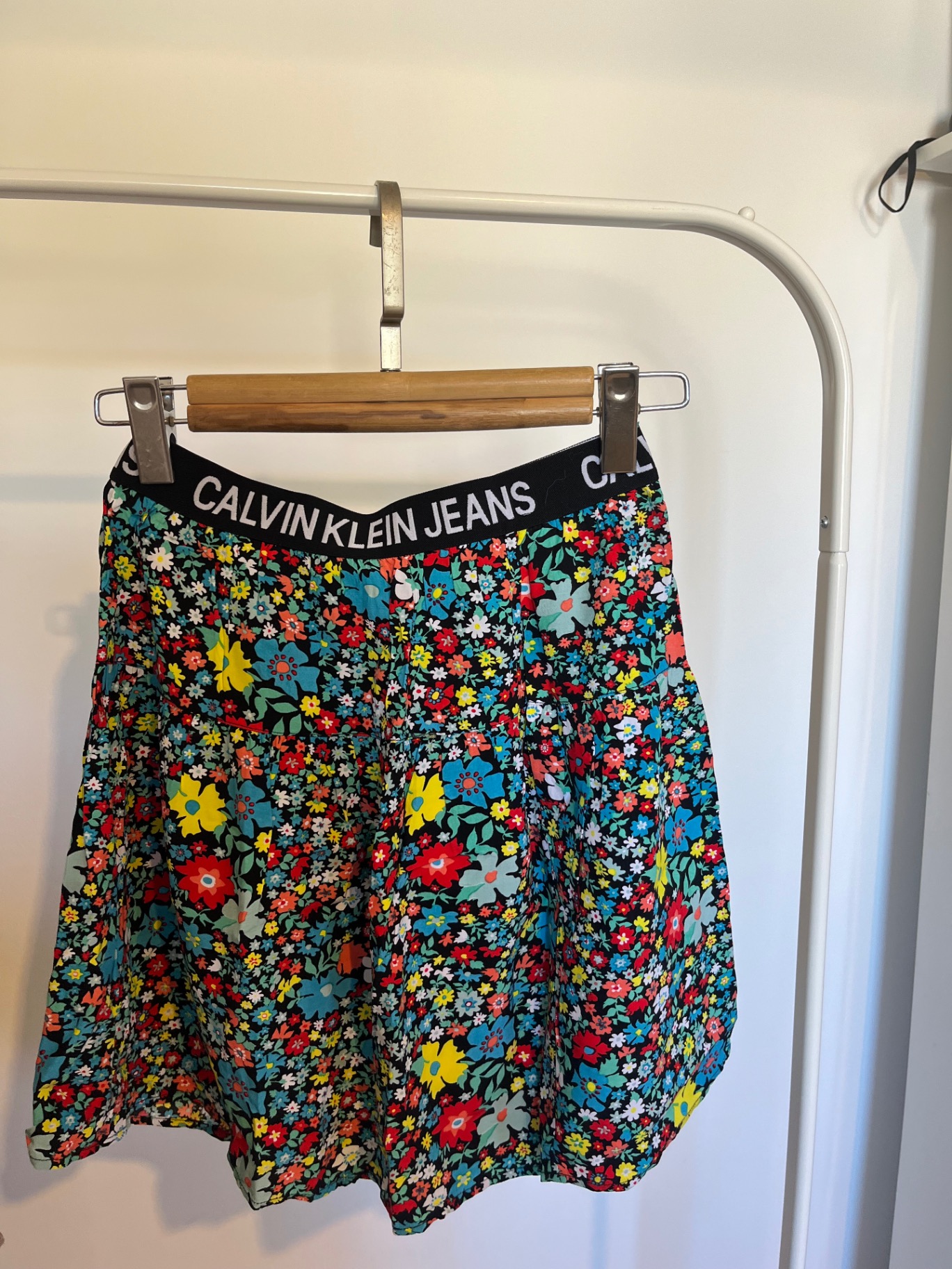 חצאית פרחונית של Ck Calvin Klein – קלווין קליין יד שנייה בנמיז - Nemyz
