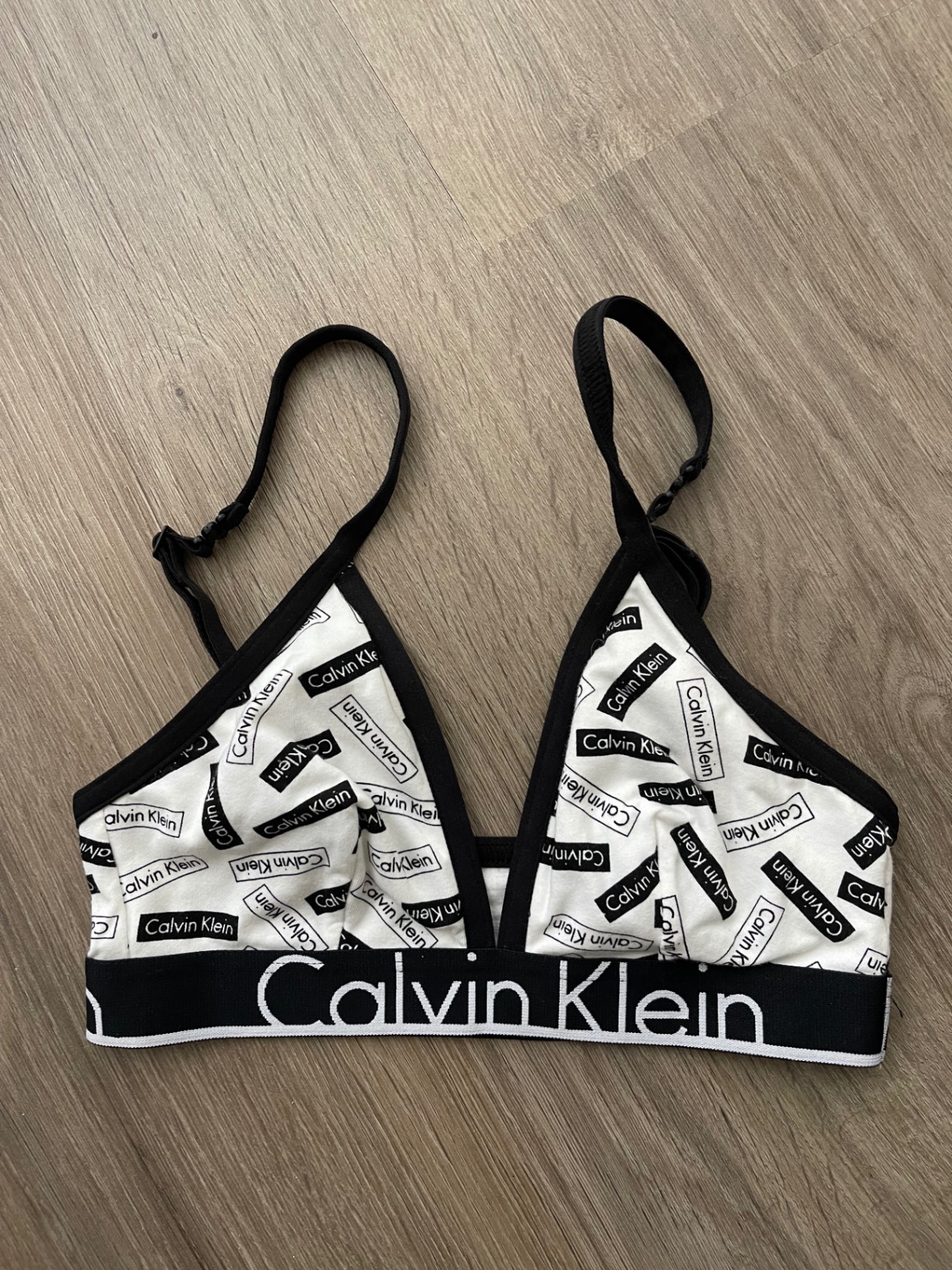גוזיה קלווין קליין Calvin Klein – קלווין קליין יד שנייה בנמיז - Nemyz