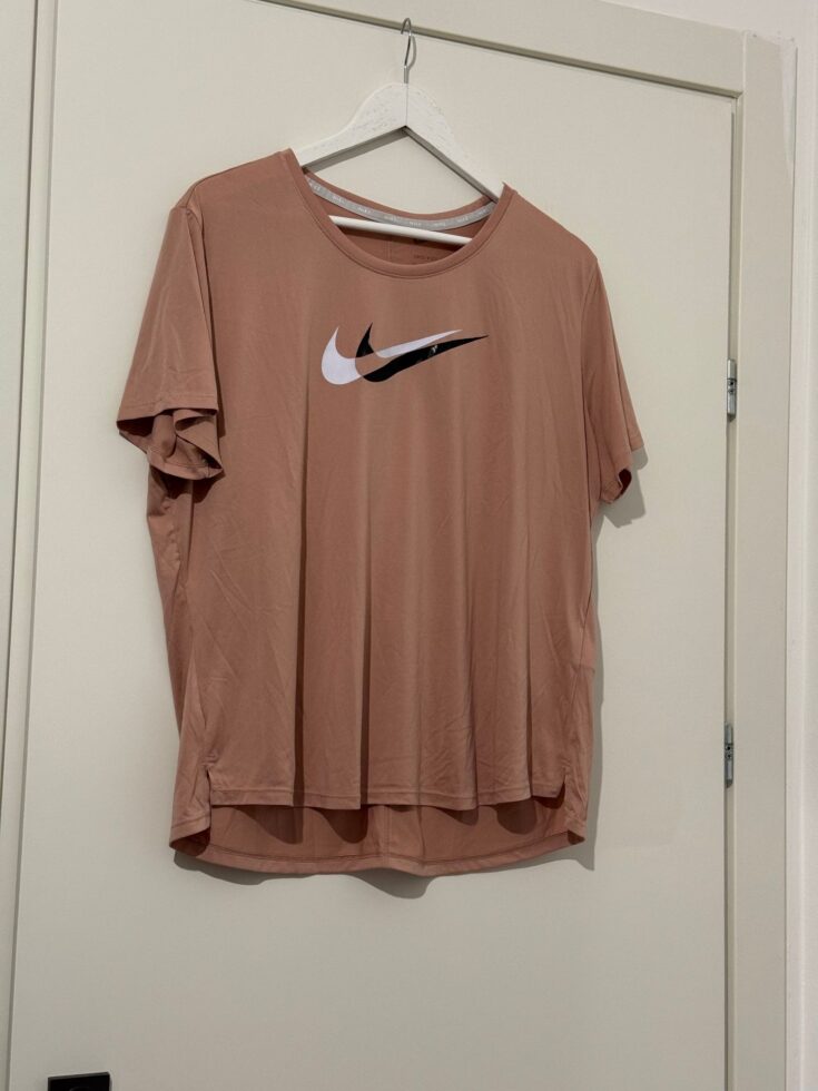 חולצת ספורט נייקי Nike - נייקי יד שנייה בנמיז - Nemyz
