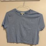 חולצת קצרה תכלת בהיר H&M - אייץ' אנד אם יד שנייה בנמיז - Nemyz