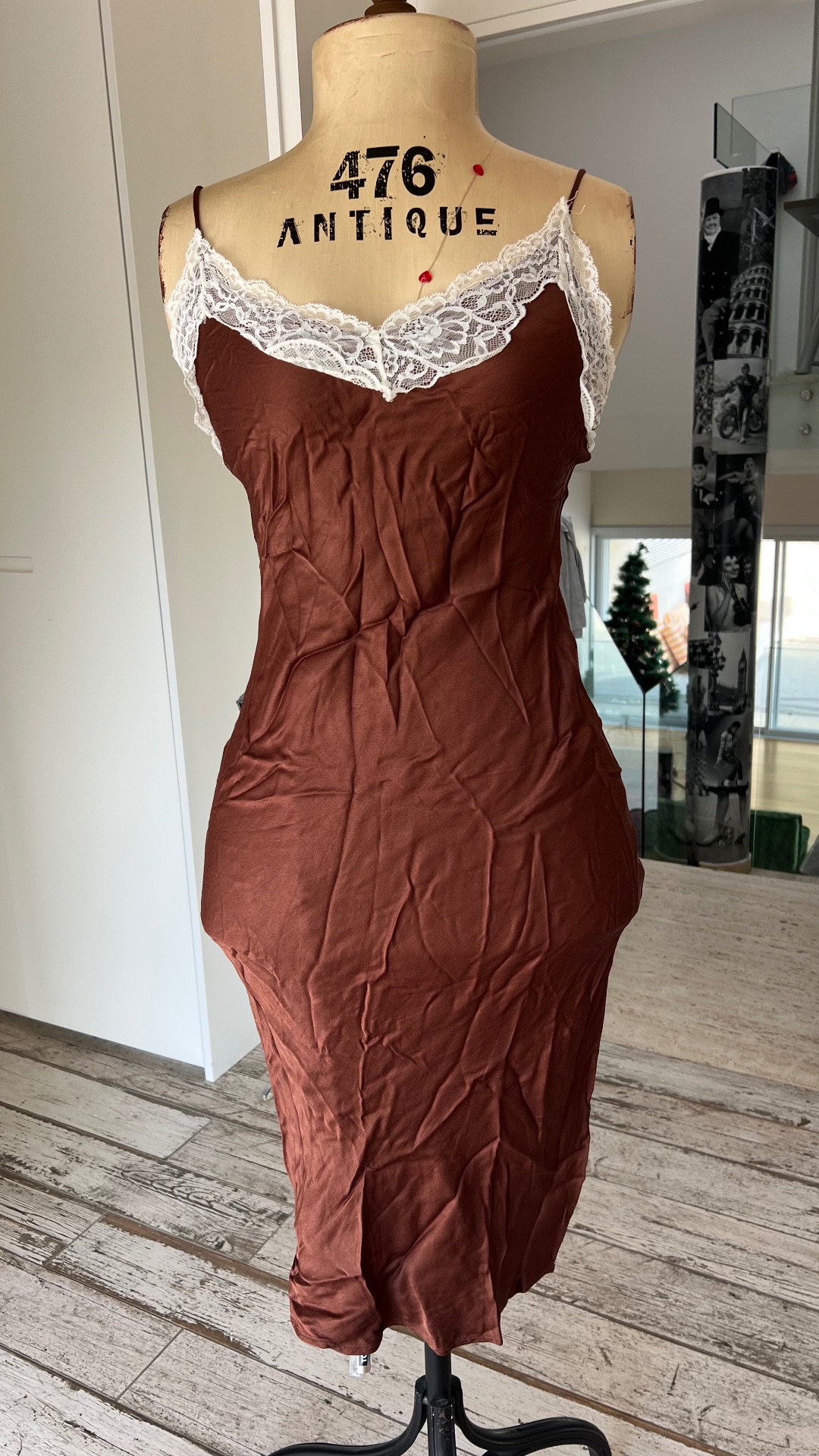 שמלת מקסי חומה סאטן Bershka – ברשקה יד שנייה בנמיז - Nemyz