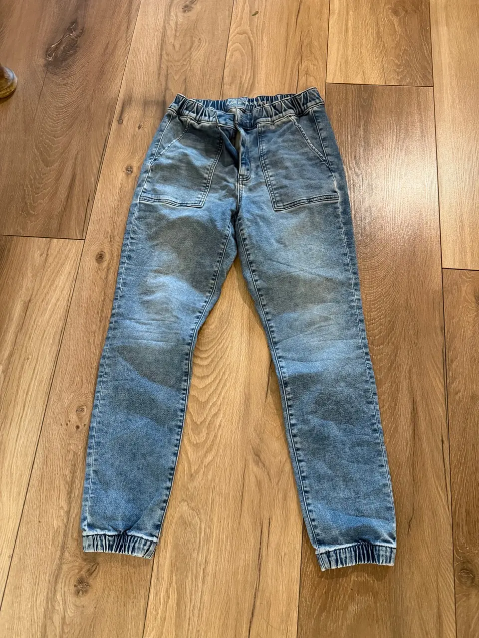 ג׳ינס עם גומי ברגליי American Eagle – אמריקן איגל יד שנייה בנמיז - Nemyz