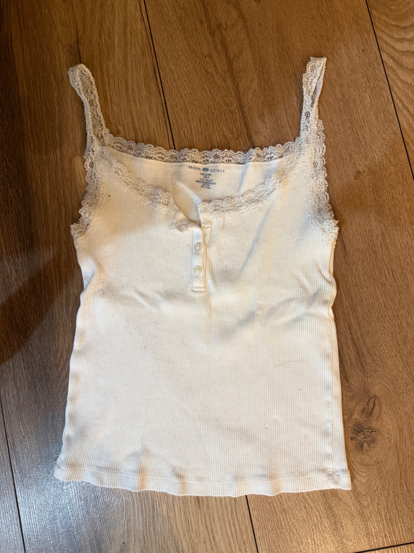 גופיה לבנה Brandy Melville יד שנייה בנמיז - Nemyz