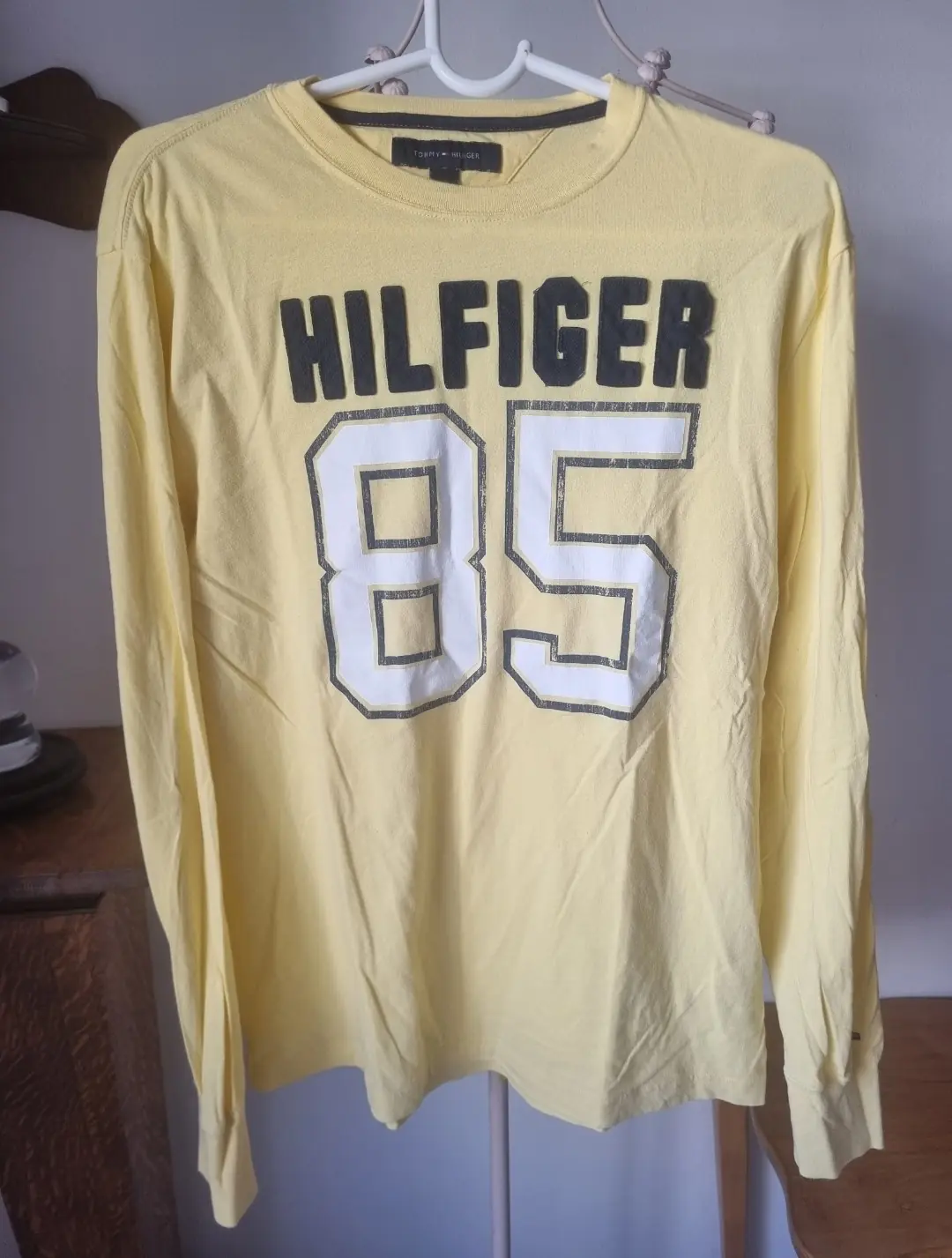 טישרט גרפי גברים Tommy Hilfiger - טומי הילפיגר יד שנייה בנמיז - Nemyz