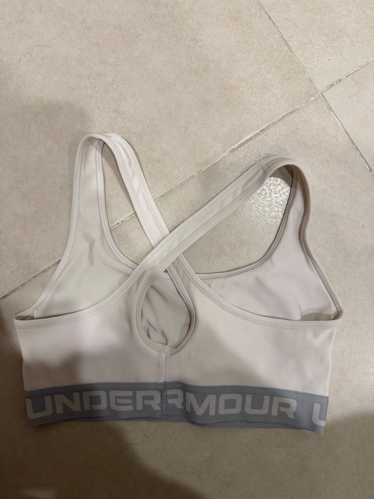 טופ לבן אנדרארמור אנדר ארמור – Under Armour יד שנייה בנמיז - Nemyz