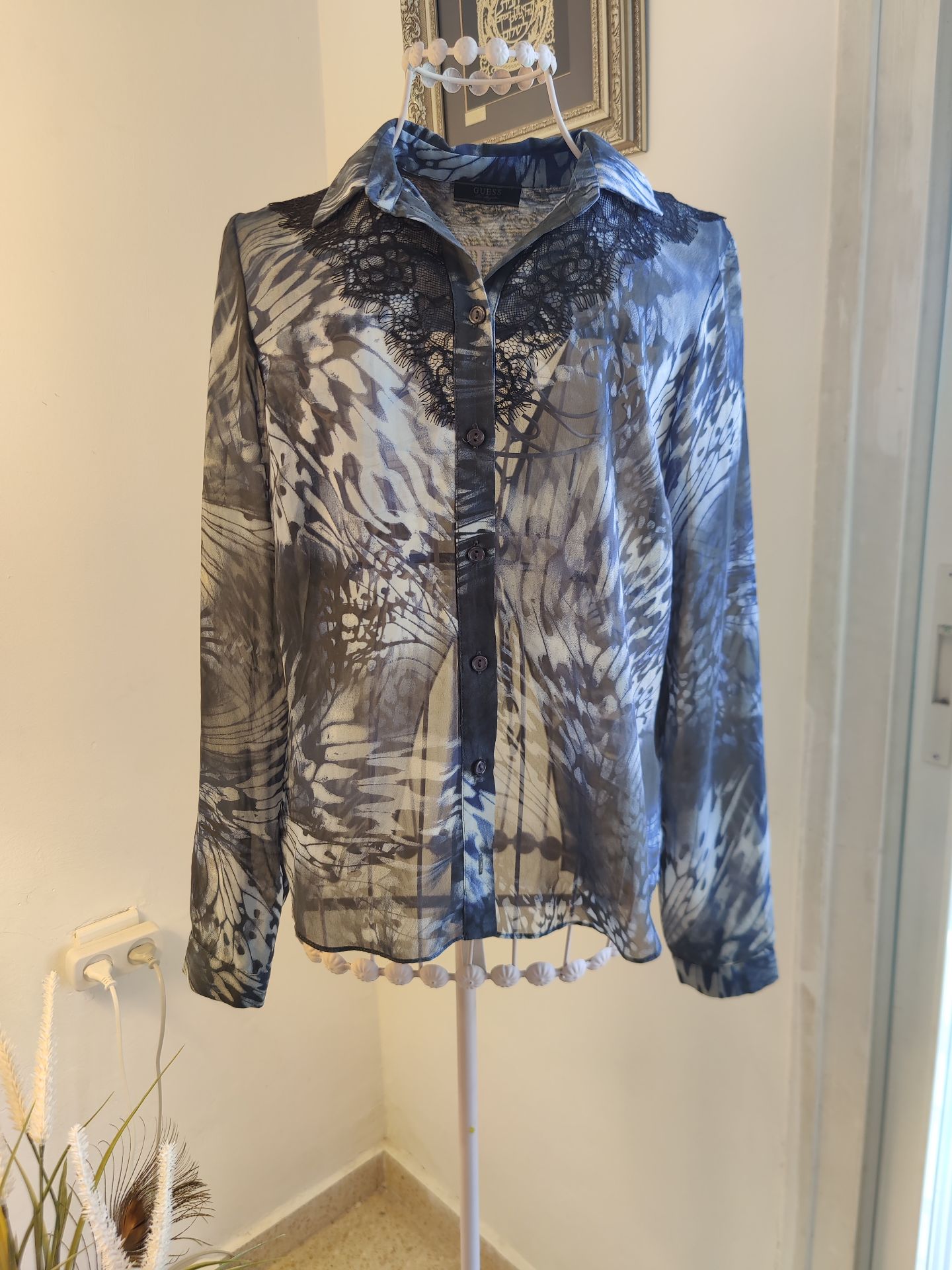 חולצת עם גב cutout Guess - גס יד שנייה בנמיז - Nemyz