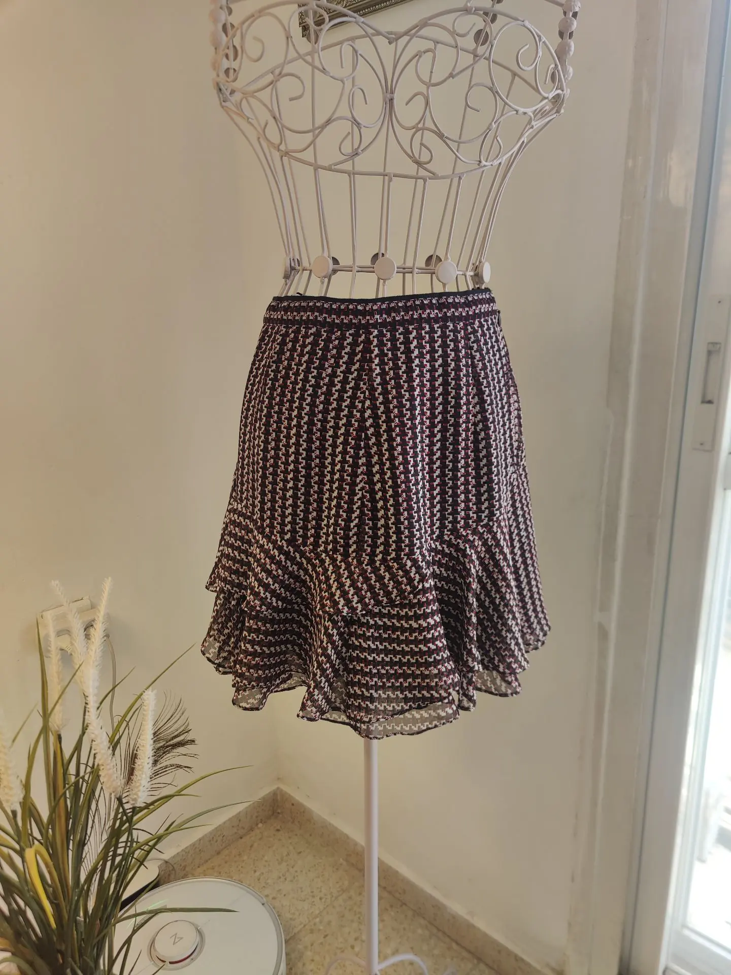 חצאית ruffles קצרה Reiss יד שנייה בנמיז - Nemyz