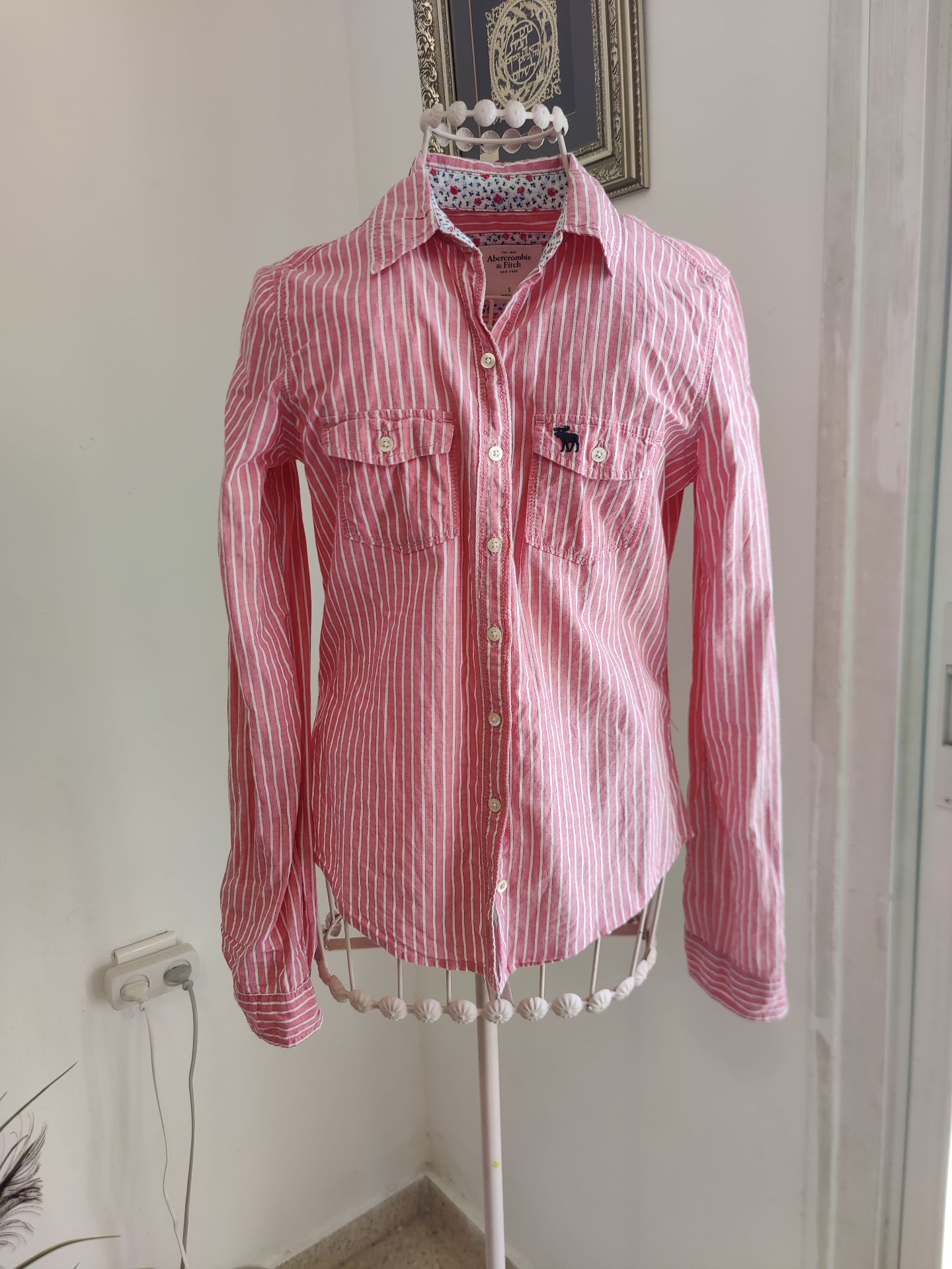 מכופתרת פסים Abercrombie & Fitch – אברקרומבי אנד פיץ' יד שנייה בנמיז - Nemyz