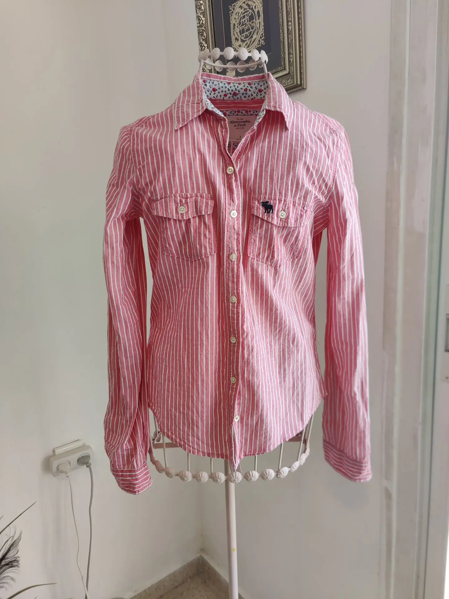מכופתרת פסים Abercrombie & Fitch – אברקרומבי אנד פיץ' יד שנייה בנמיז - Nemyz
