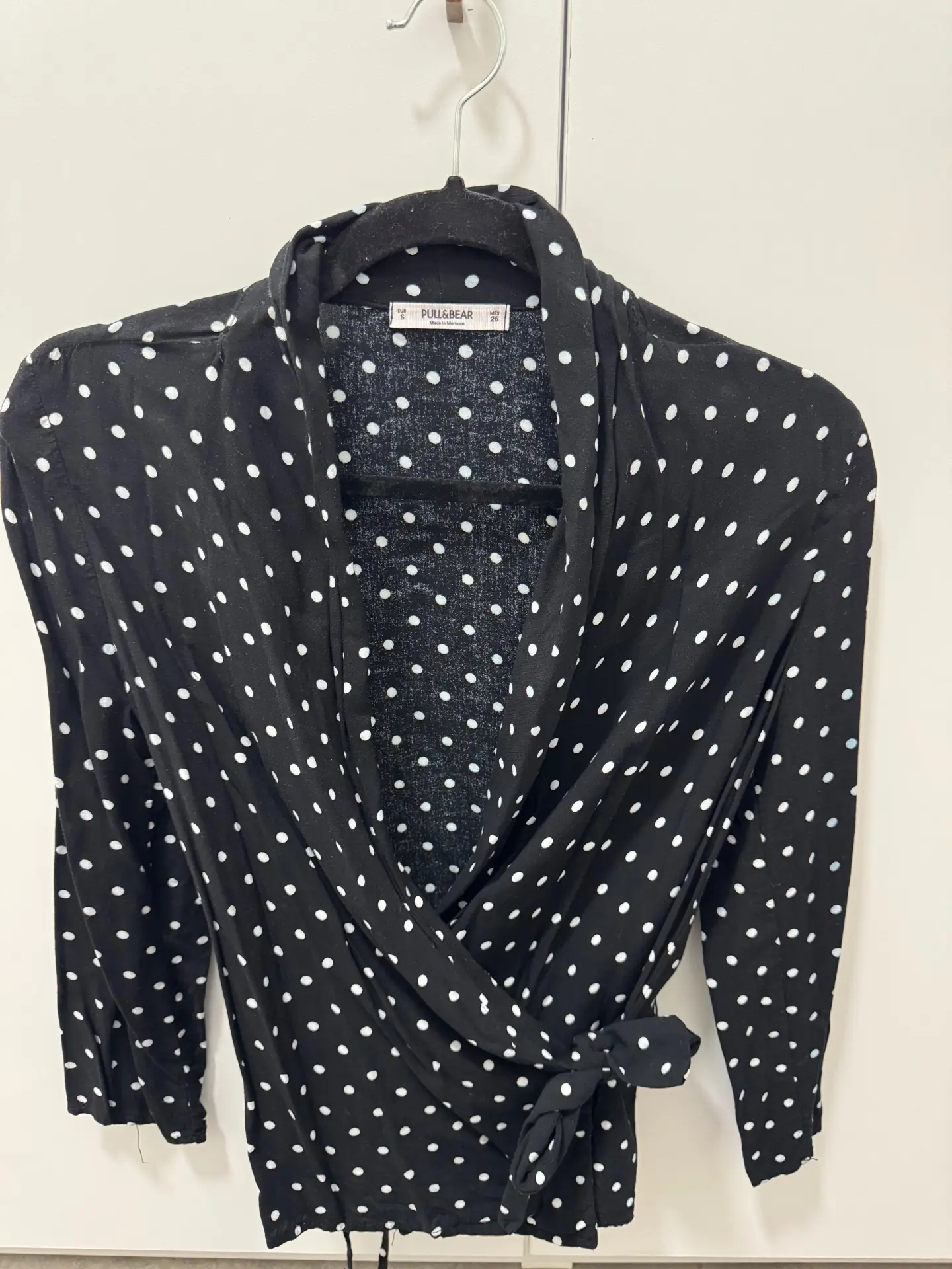 חולצת מעטפת נקודות Pull & Bear - פול אנד בר יד שנייה בנמיז - Nemyz