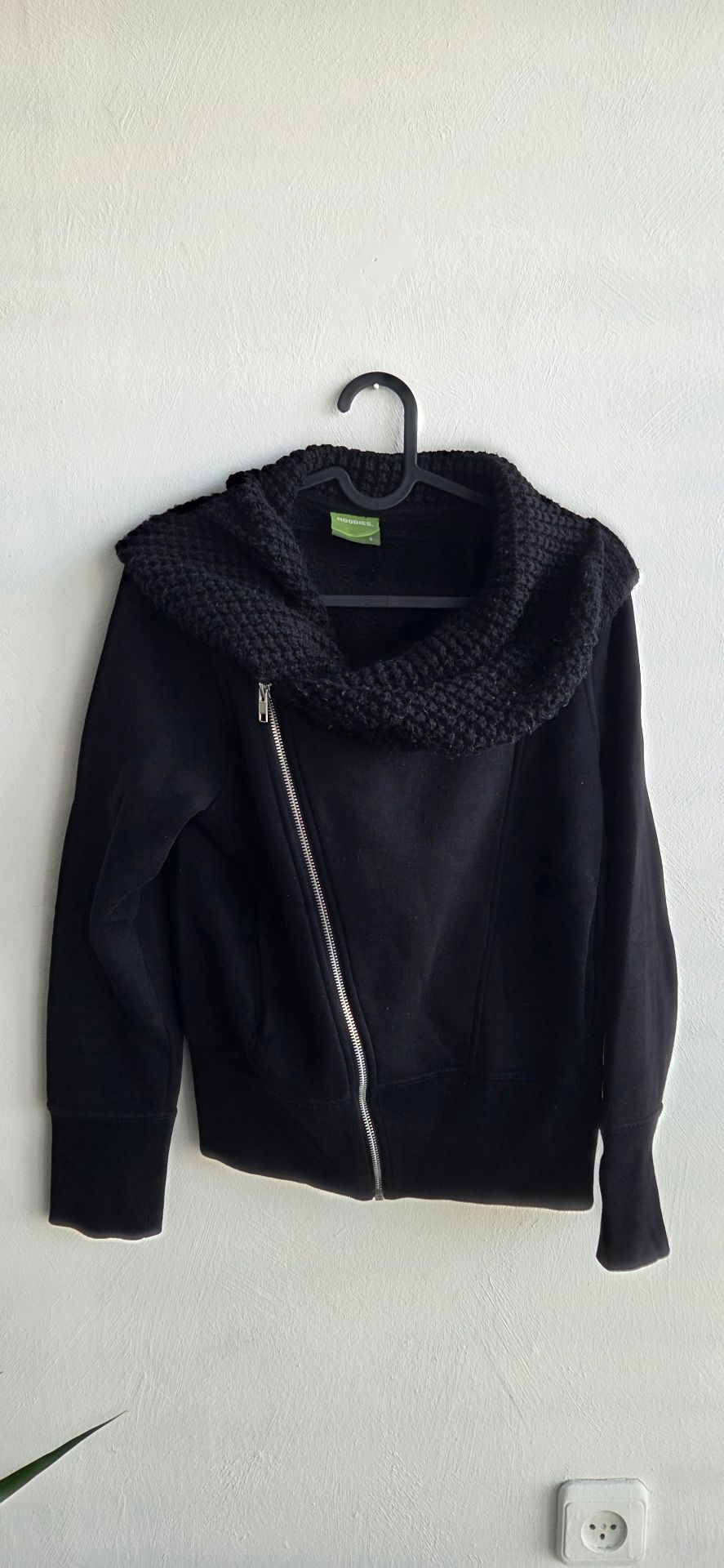 ג’קט שחור HOODIES - הודיס יד שנייה בנמיז - Nemyz