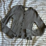חולצת סריג כפתורים H&M - אייץ' אנד אם יד שנייה בנמיז - Nemyz