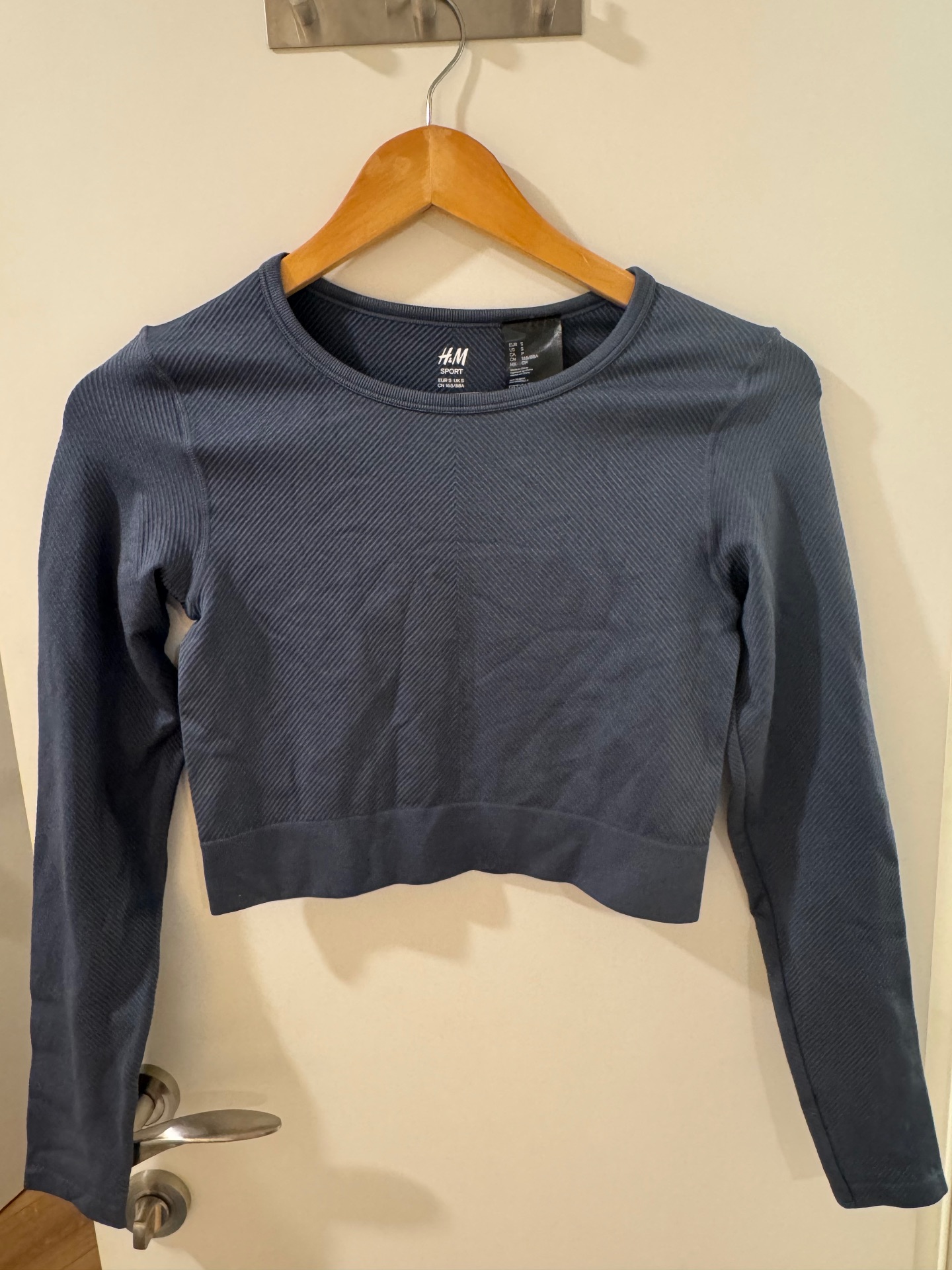 חולצת בטן ספורט H&M - אייץ' אנד אם יד שנייה בנמיז - Nemyz