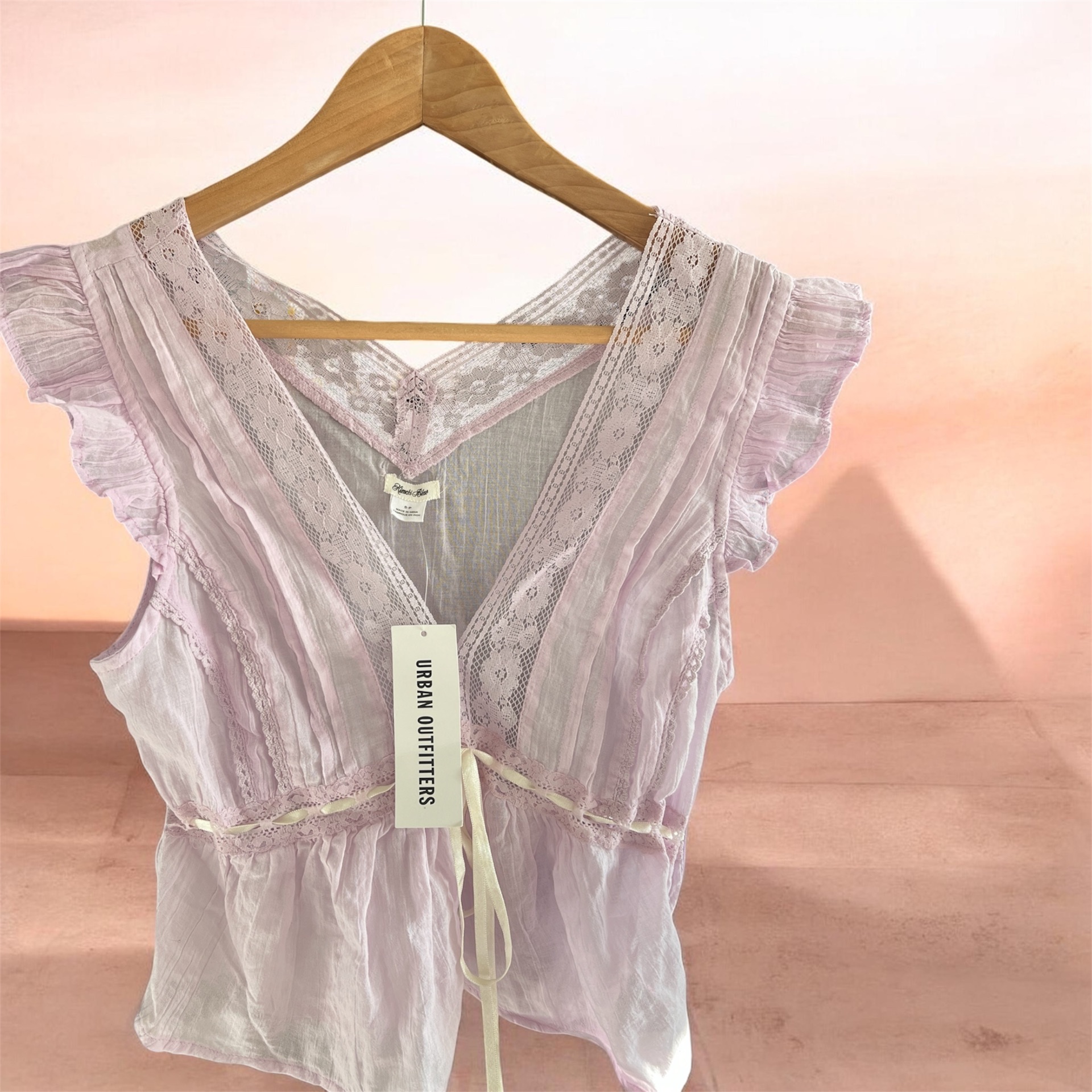 חולצה ורודה עם תחרה Urban Outfitters יד שנייה בנמיז - Nemyz