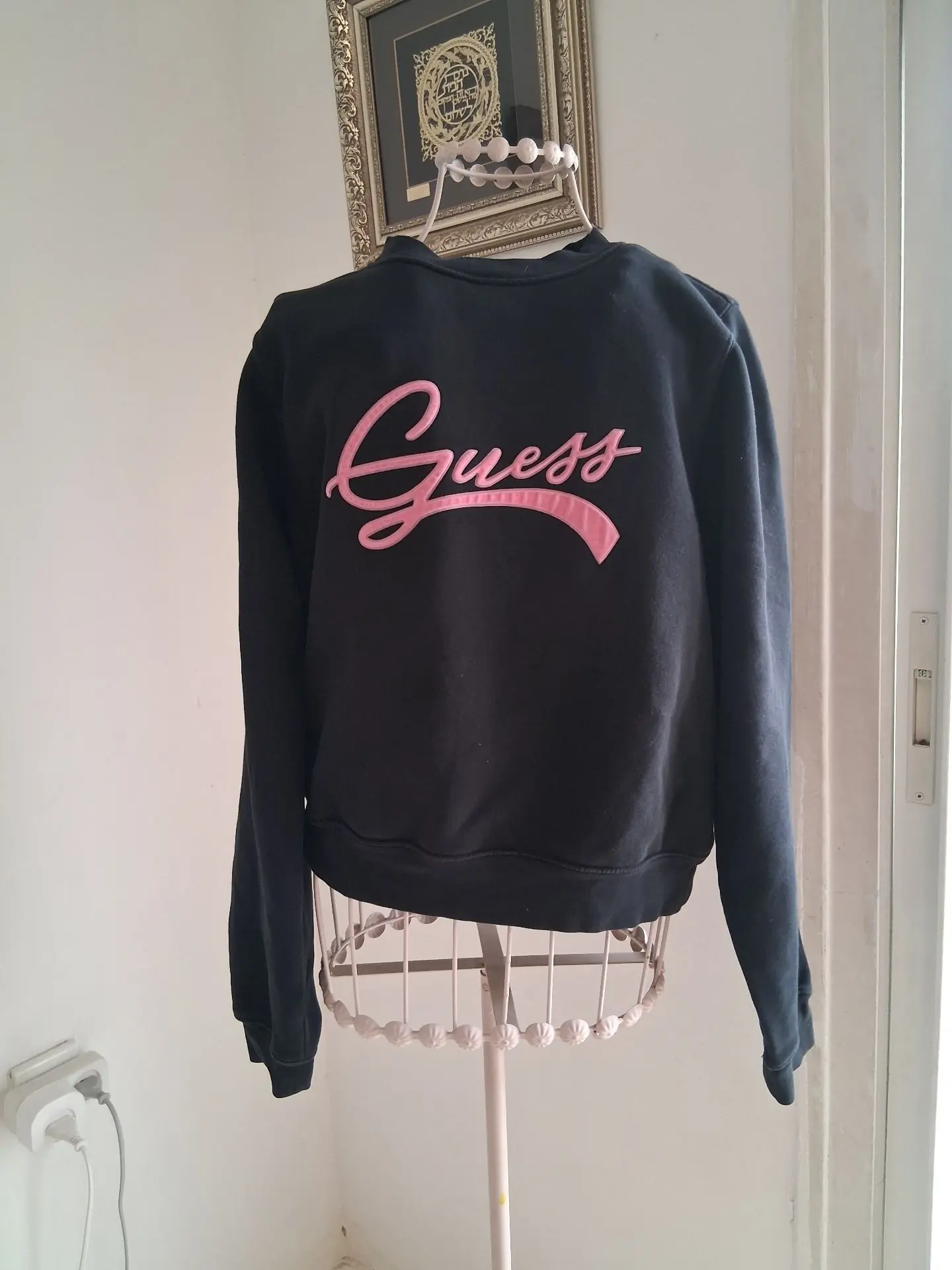 סווטשרט cozy לוגו Guess - גס יד שנייה בנמיז - Nemyz