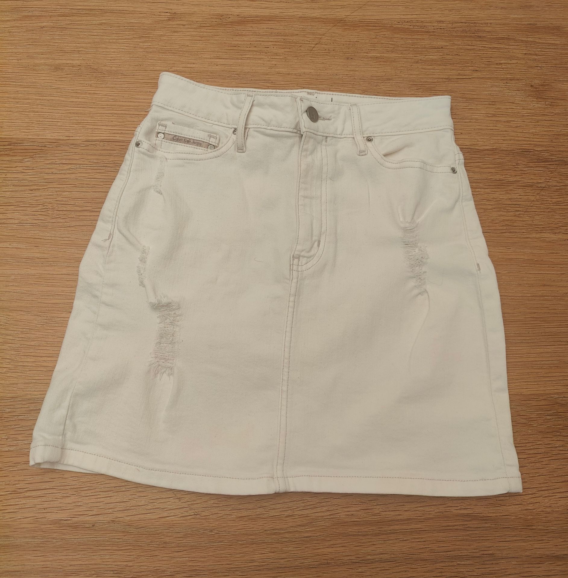 חצאית ג’ינס שמנת Calvin Klein – קלווין קליין יד שנייה בנמיז - Nemyz
