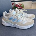 נעלי ספורט אדידס בז-תכלת Adidas – אדידס יד שנייה בנמיז - Nemyz