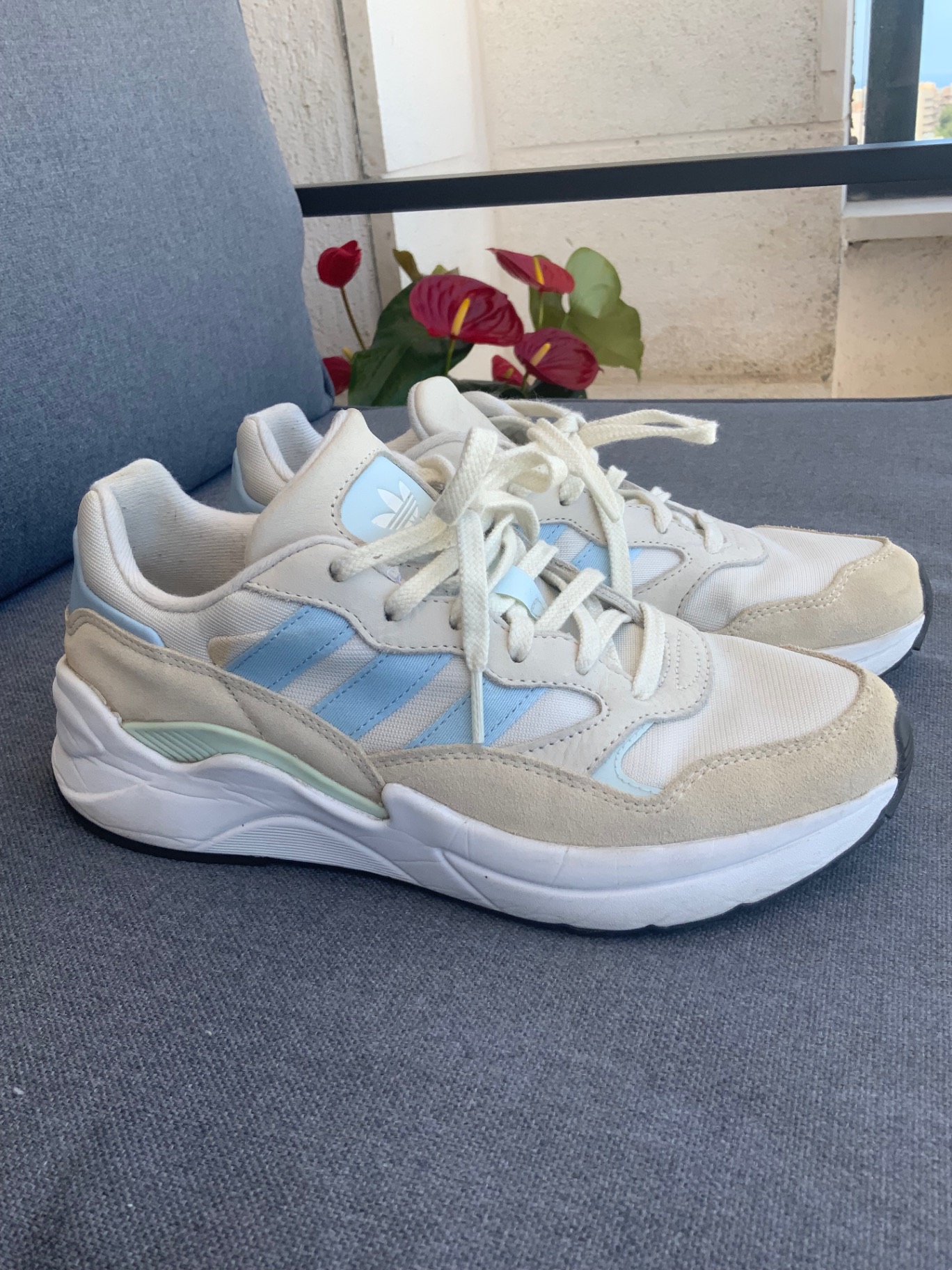 נעלי ספורט אדידס בז-תכלת Adidas – אדידס יד שנייה בנמיז - Nemyz