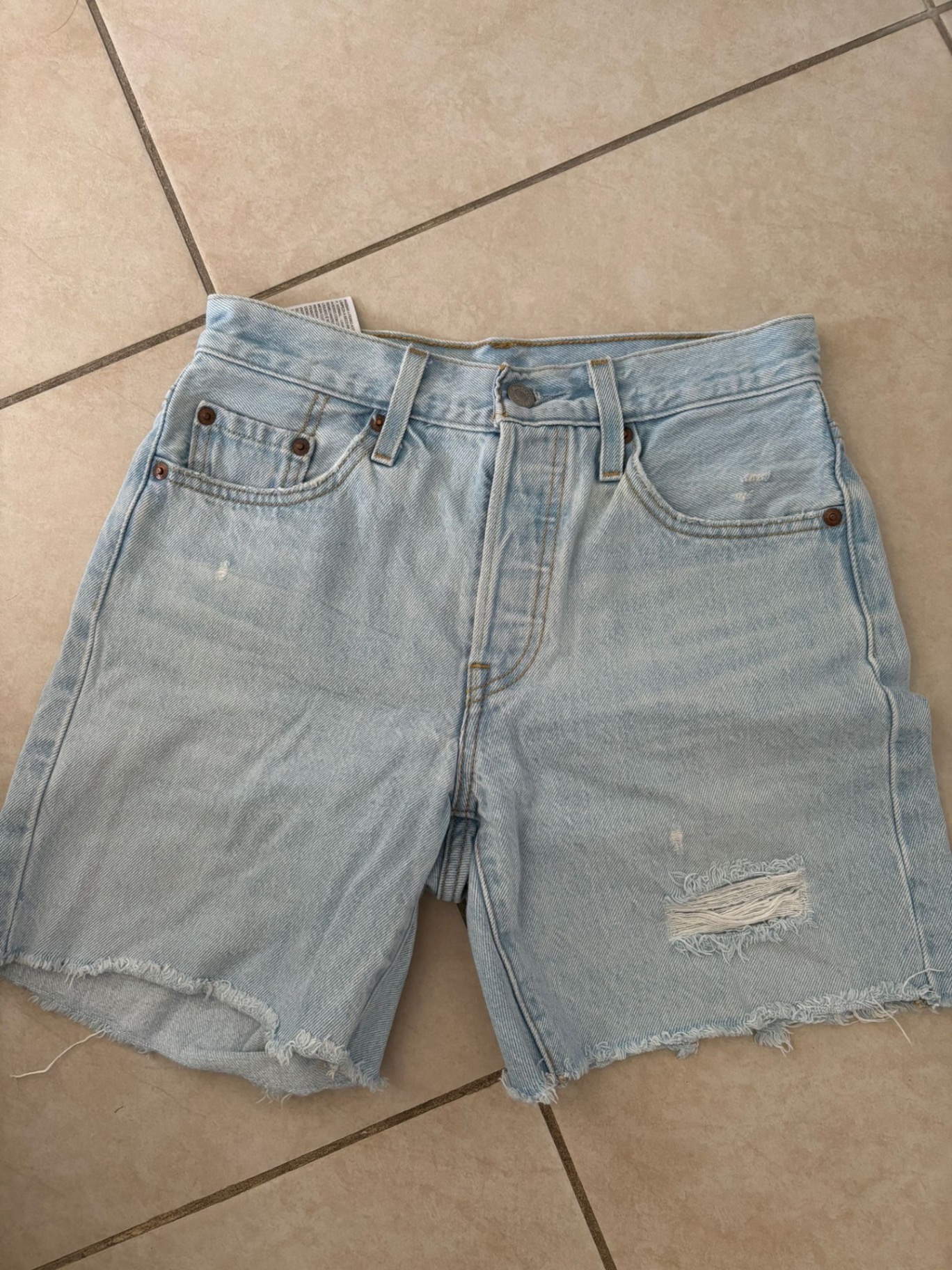 ג׳ינס ליוויס קצר Levi's - ליווייס יד שנייה בנמיז - Nemyz