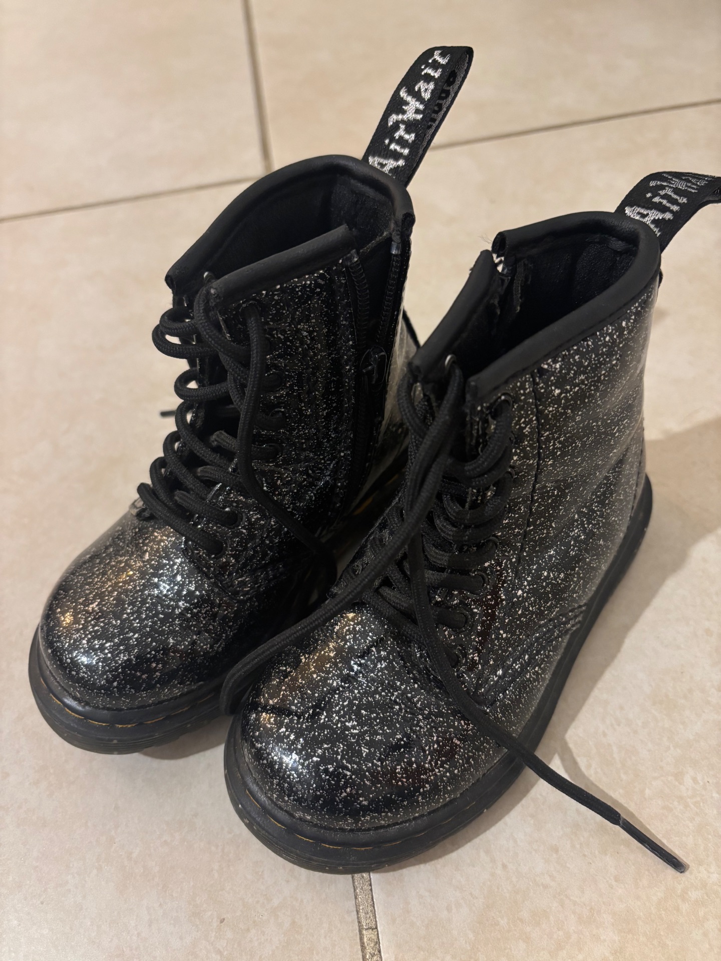 נעלי ד״ר מרטינס לילד Dr. Martens - ד"ר מרטינס יד שנייה בנמיז - Nemyz