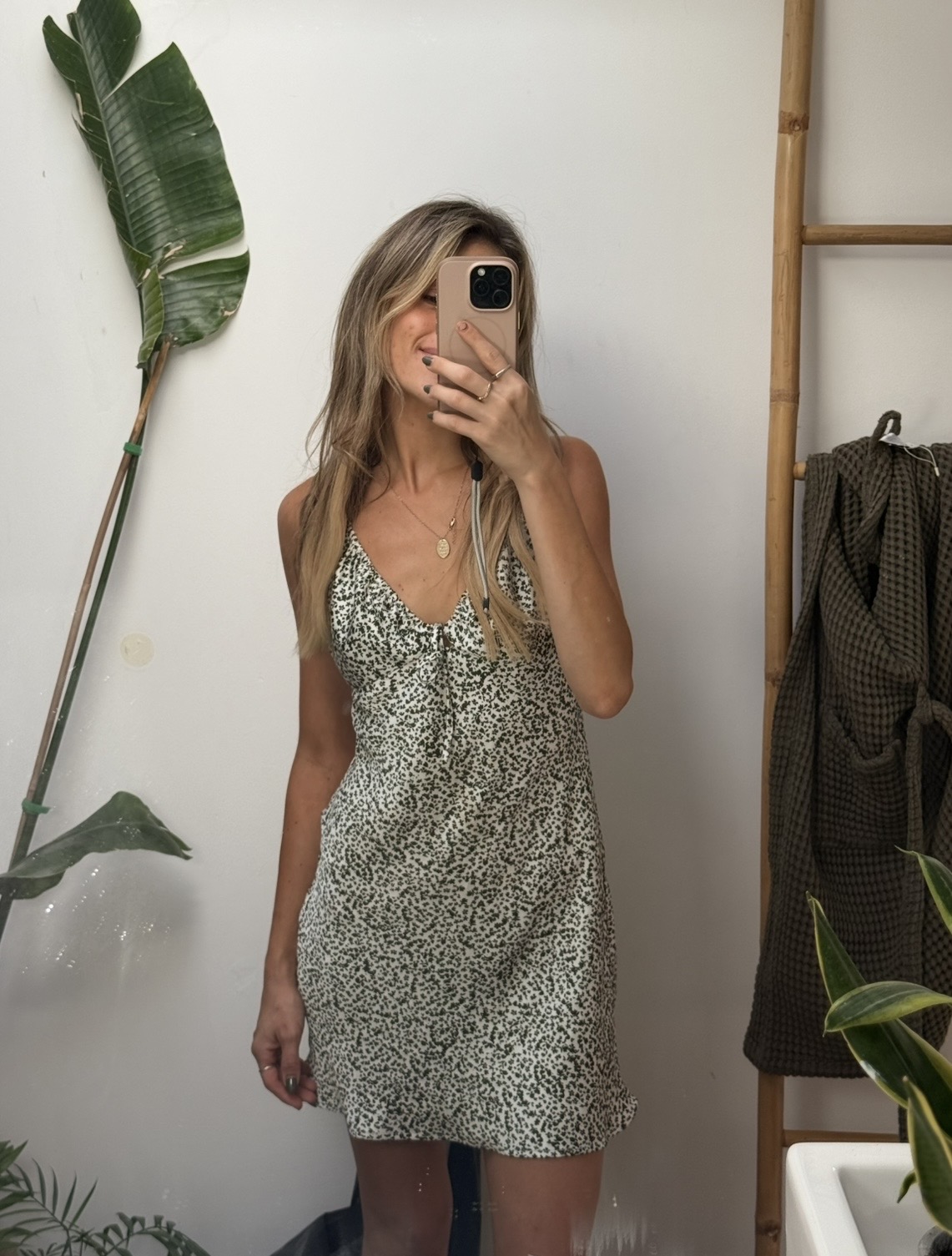 שמלת סאטן פרחונית Bershka – ברשקה יד שנייה בנמיז - Nemyz