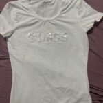 חולצת Guess לבנה Guess - גס יד שנייה בנמיז - Nemyz