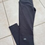 טייץ אפור אלו יוגה Alo Yoga – אלו יוגה יד שנייה בנמיז - Nemyz