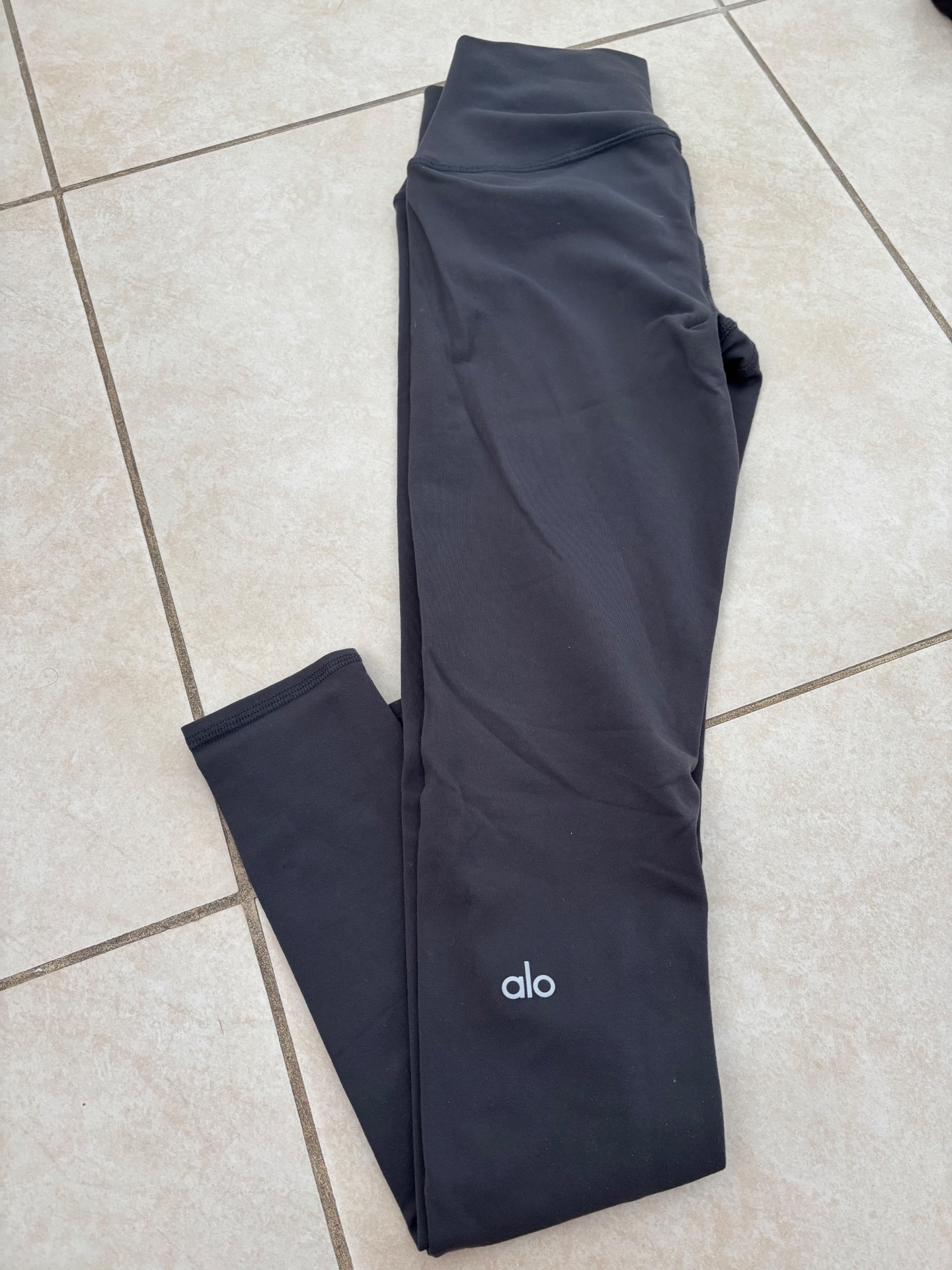 טייץ אפור אלו יוגה Alo Yoga – אלו יוגה יד שנייה בנמיז - Nemyz
