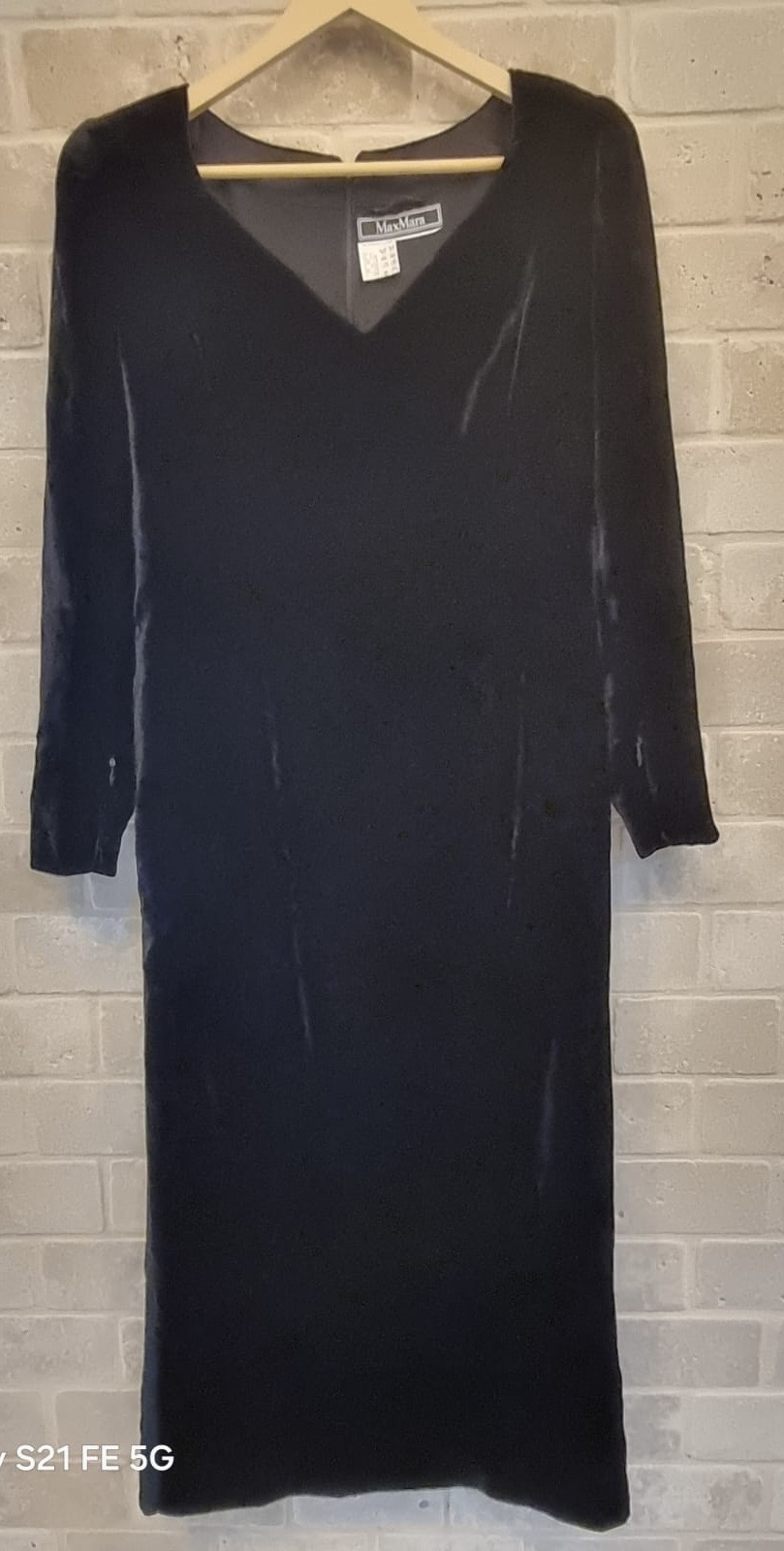 שמלת קטיפה מידי שחור Max Mara – מקס מארה יד שנייה בנמיז - Nemyz