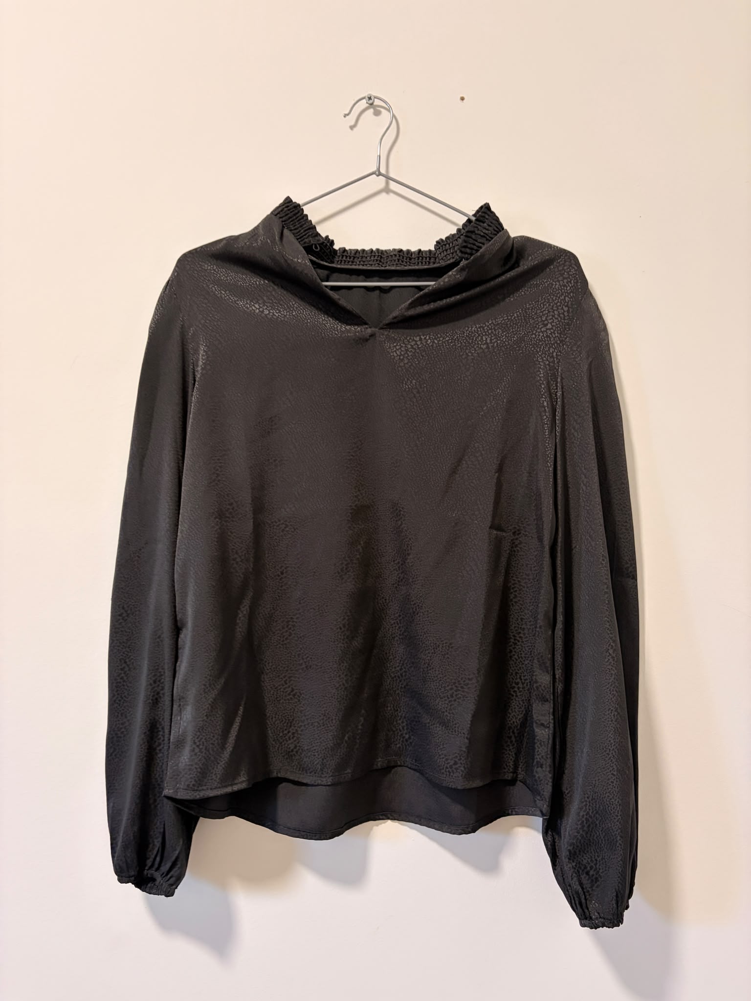 חולצה שחורה מנומרת Vero Moda – ורו מודה יד שנייה בנמיז - Nemyz