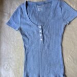 חולצה צמודה כחולה American Eagle – אמריקן איגל יד שנייה בנמיז - Nemyz