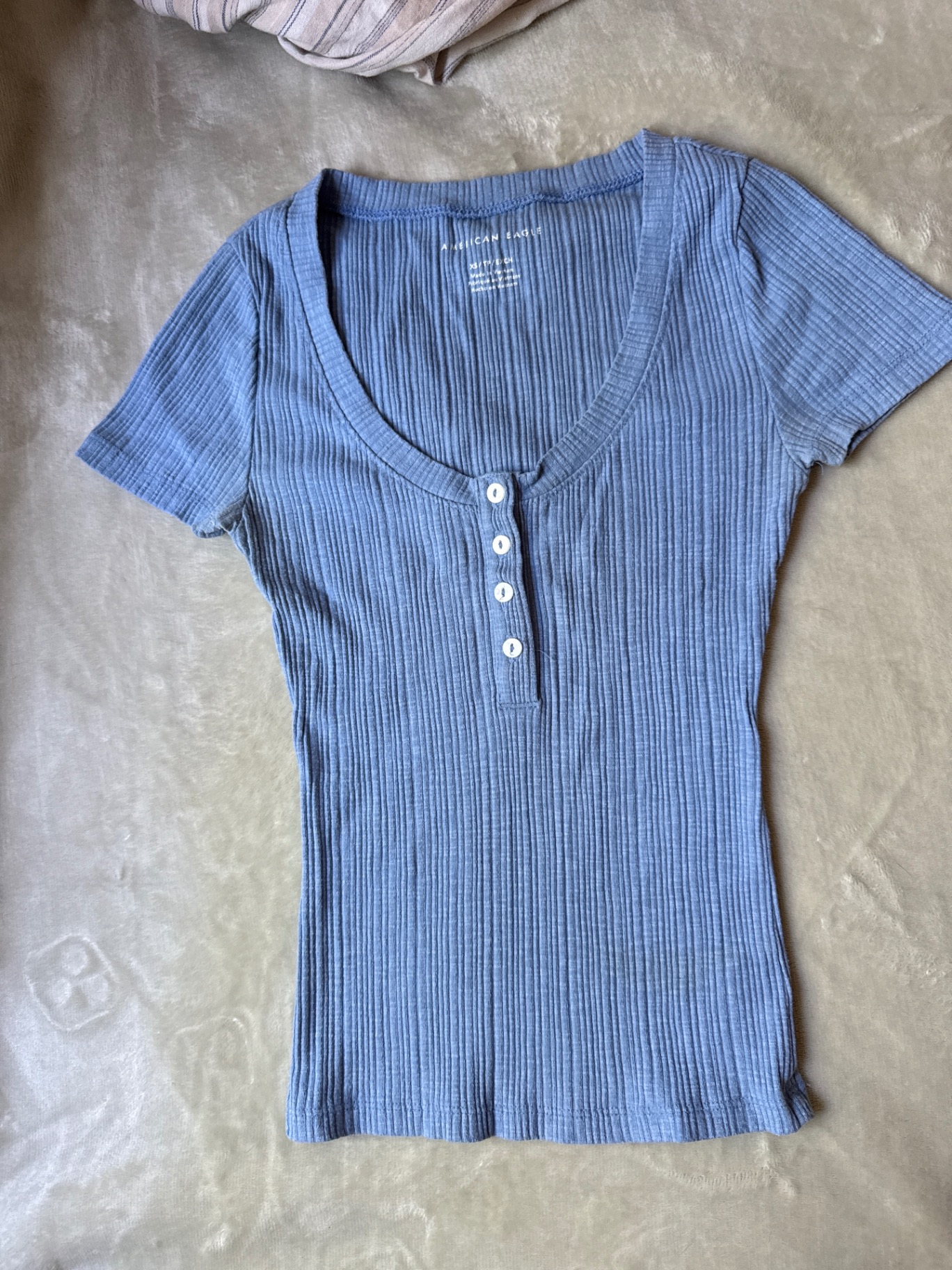 חולצה צמודה כחולה American Eagle – אמריקן איגל יד שנייה בנמיז - Nemyz