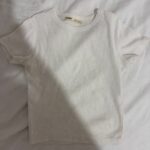 חולצה לבנה צמודה בטן Pull & Bear - פול אנד בר יד שנייה בנמיז - Nemyz