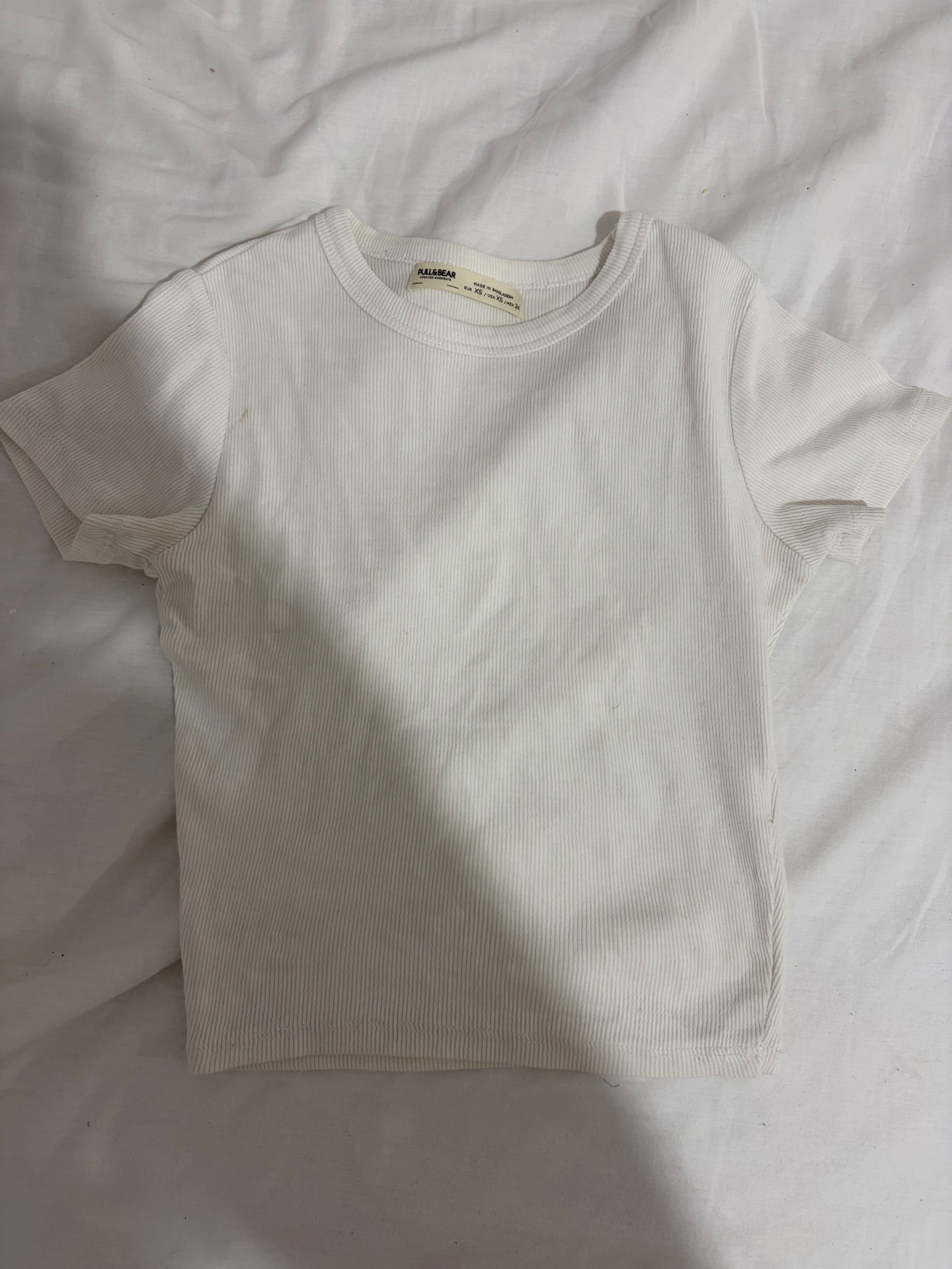 חולצה לבנה צמודה בטן Pull & Bear - פול אנד בר יד שנייה בנמיז - Nemyz