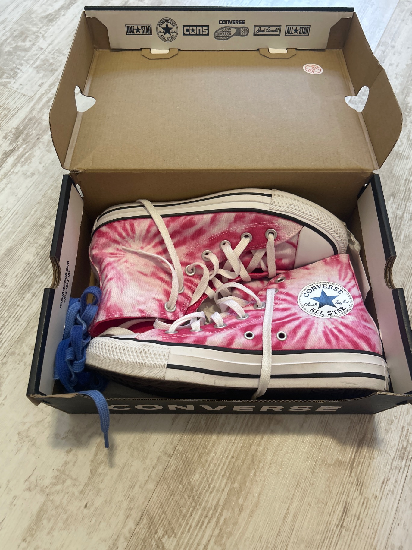 נעלי קונברס ורוד טאי Converse (All-Star) – קונברס (אול-סטאר) יד שנייה בנמיז - Nemyz