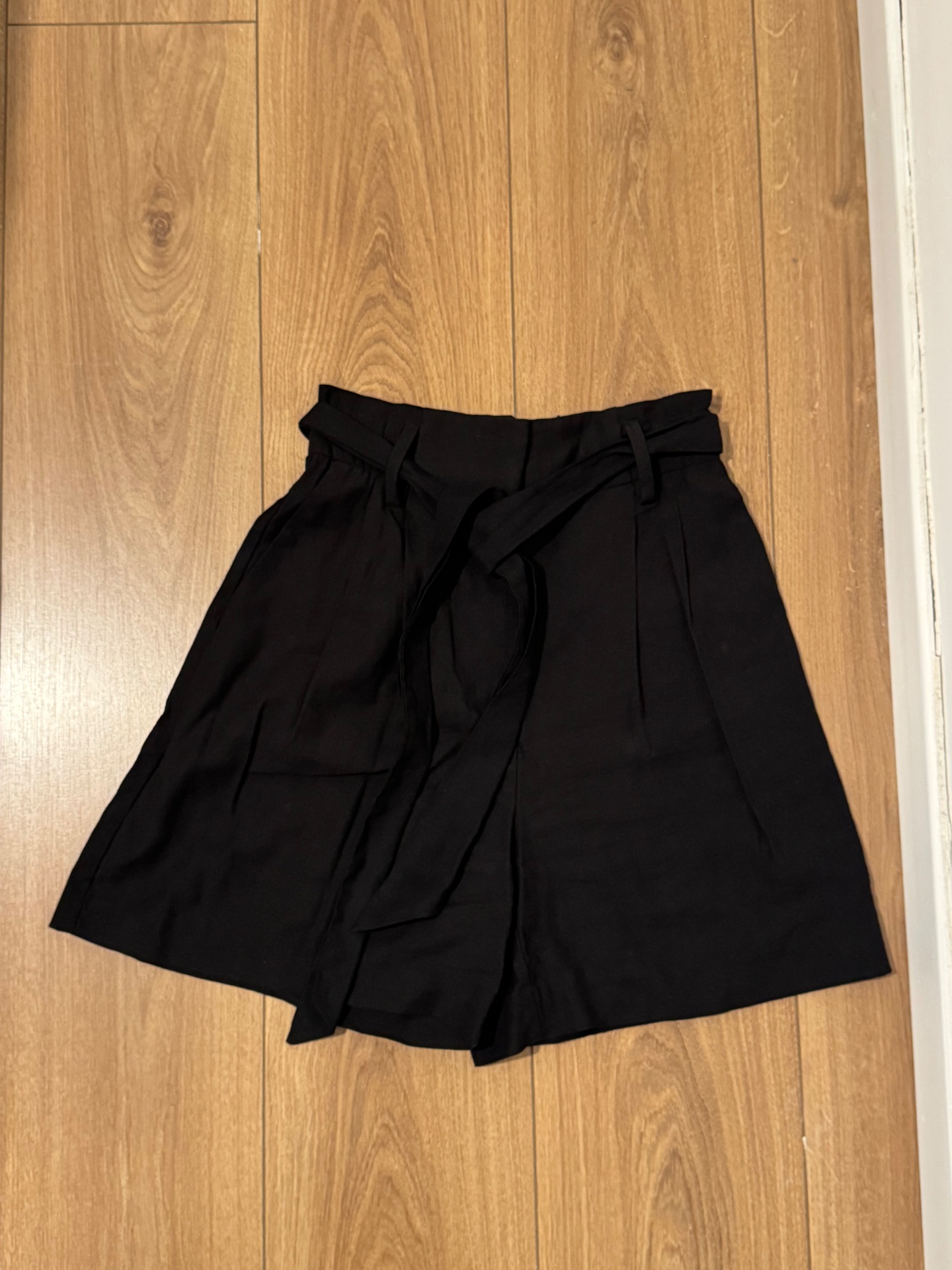 מכנס ברמודה שחור H&M - אייץ' אנד אם יד שנייה בנמיז - Nemyz