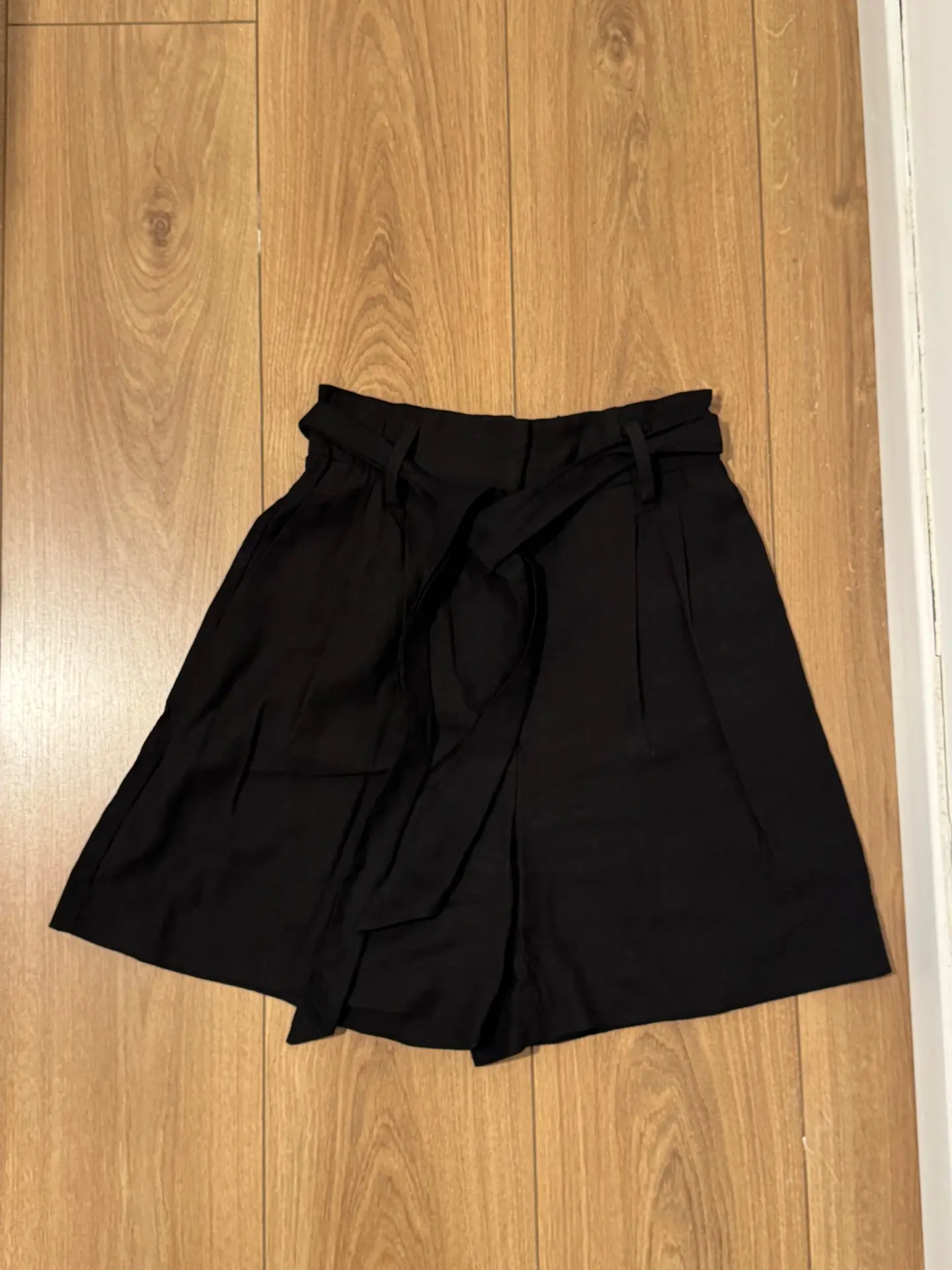 מכנס ברמודה שחור H&M - אייץ' אנד אם יד שנייה בנמיז - Nemyz