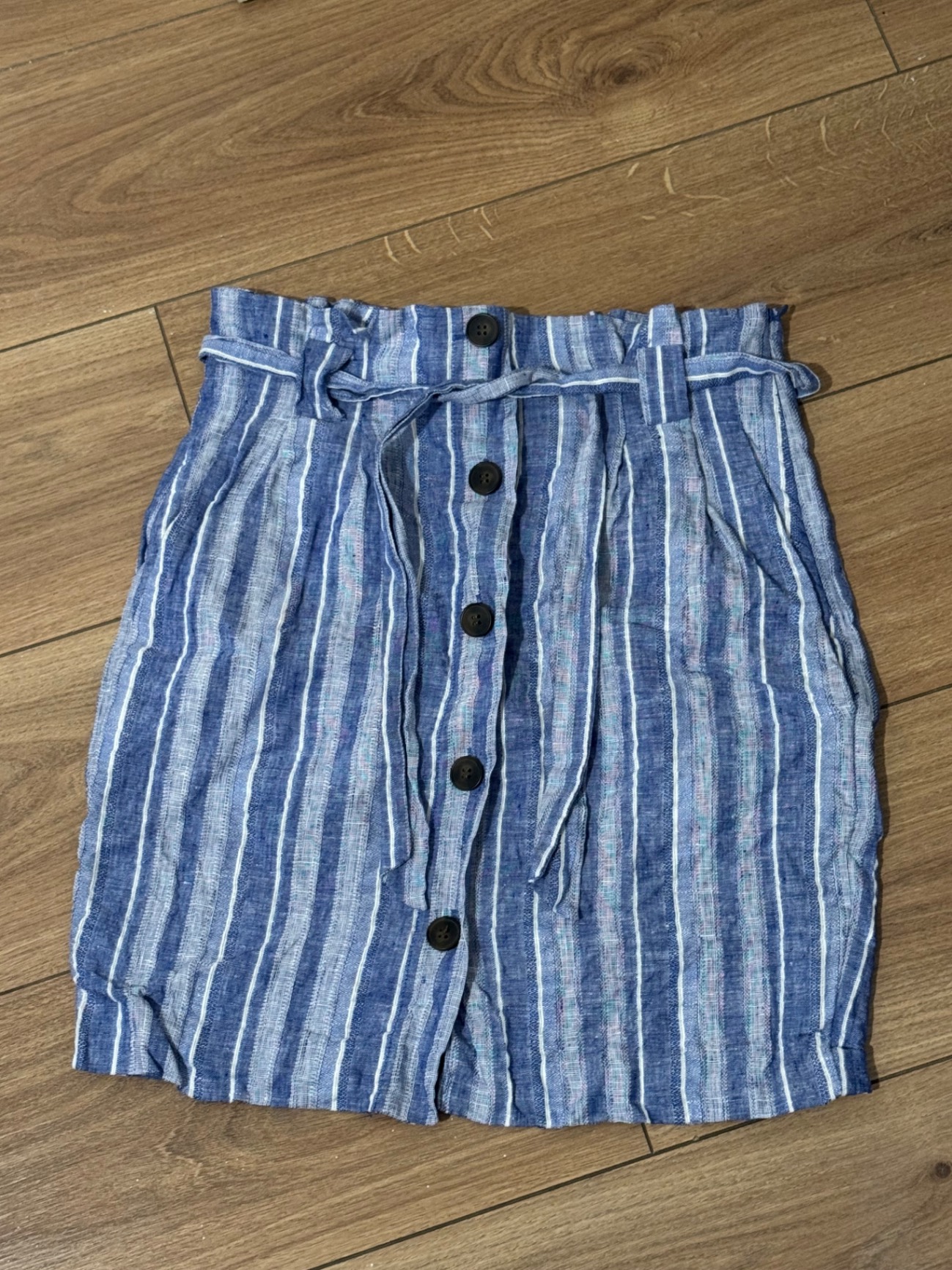 חצאי מיני פשתן H&M - אייץ' אנד אם יד שנייה בנמיז - Nemyz