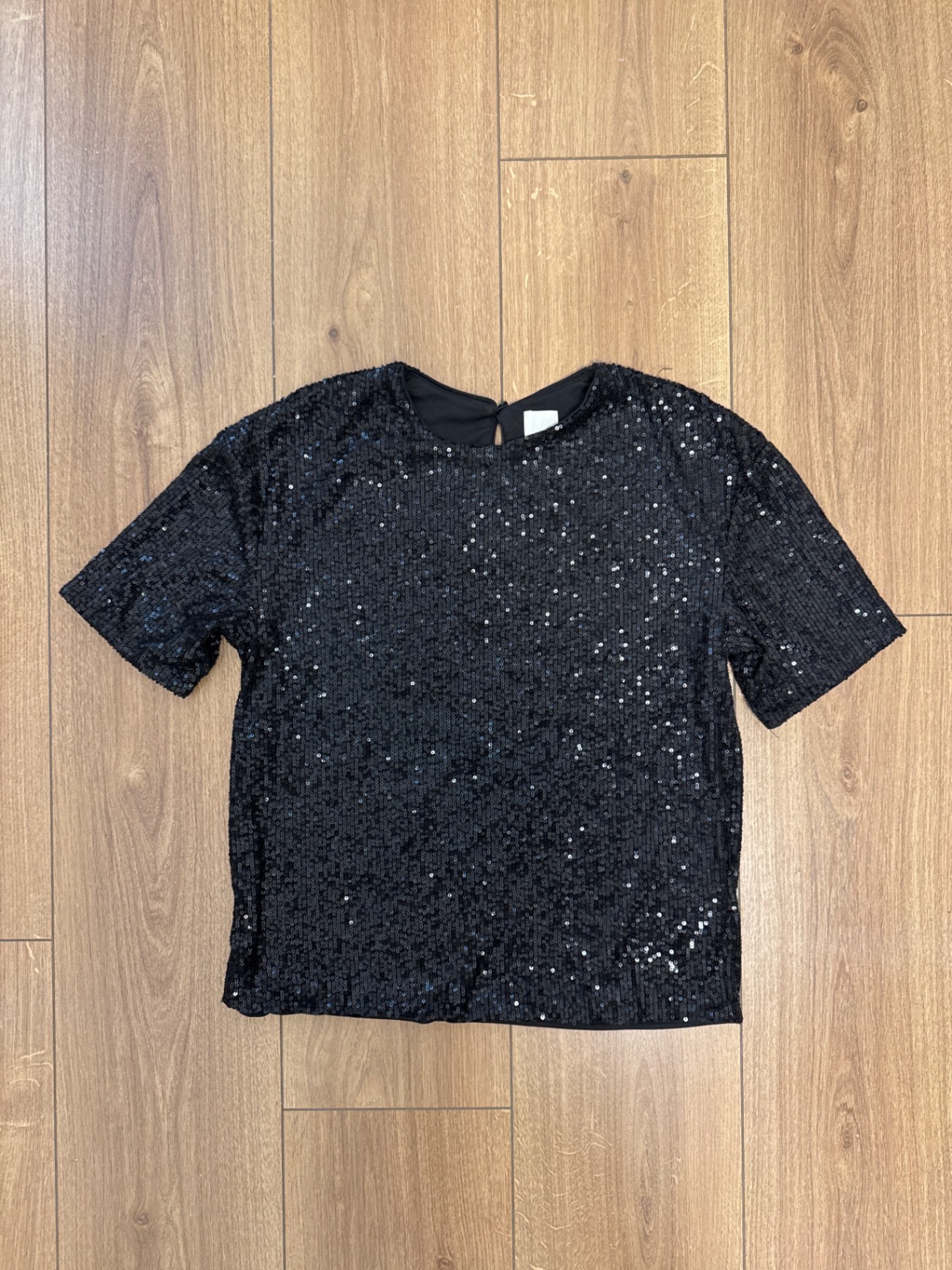 חולצת פאייטים שחורה H&M - אייץ' אנד אם יד שנייה בנמיז - Nemyz