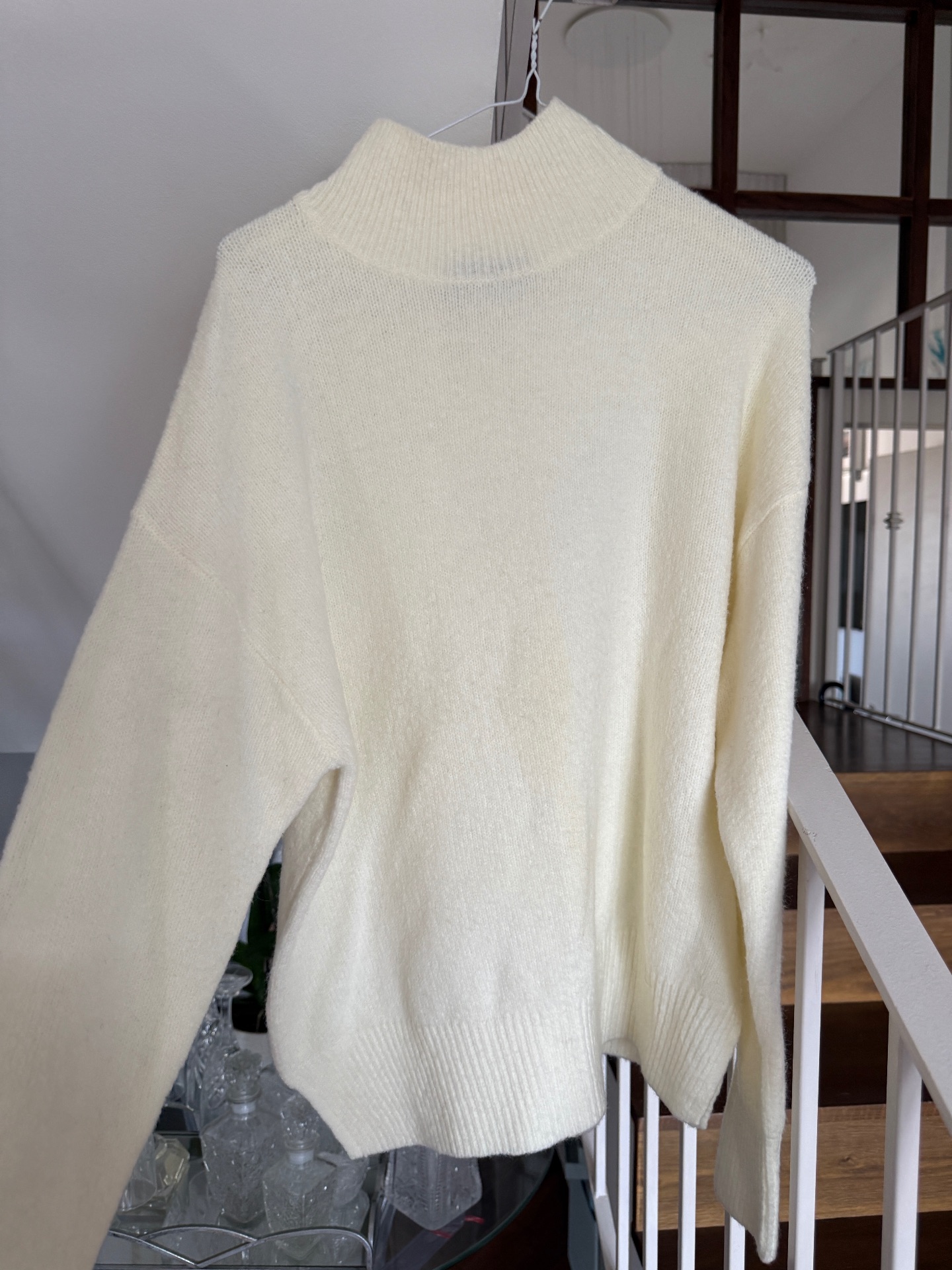 סוודר לבן-קרם Bershka – ברשקה יד שנייה בנמיז - Nemyz