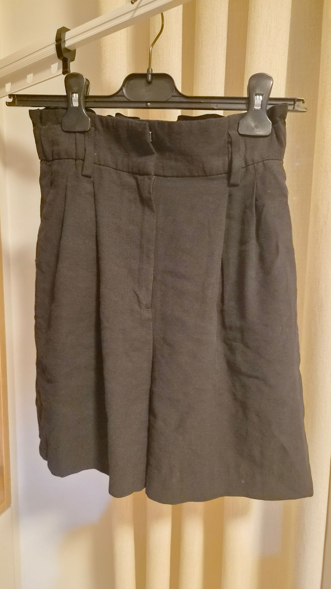 מכנסיים קצרים שחורים H&M - אייץ' אנד אם יד שנייה בנמיז - Nemyz