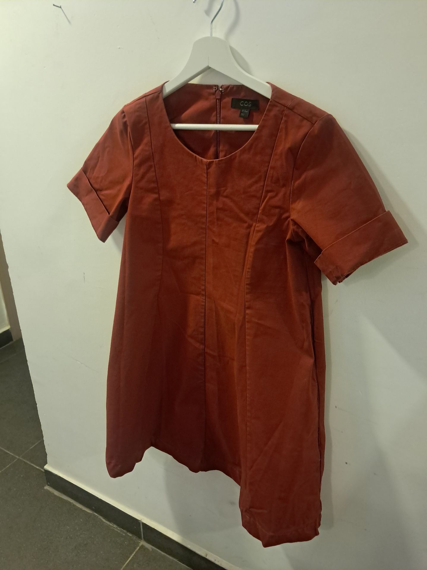 שמלה קצרה חמרה cos COS – קוס יד שנייה בנמיז - Nemyz