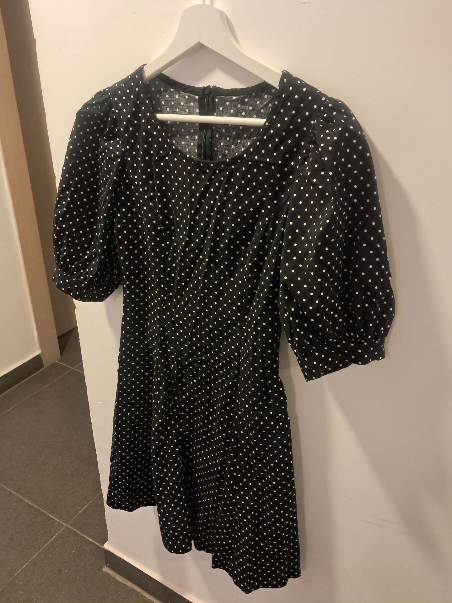 שמלה שחורה קצרה Asos – אסוס יד שנייה בנמיז - Nemyz